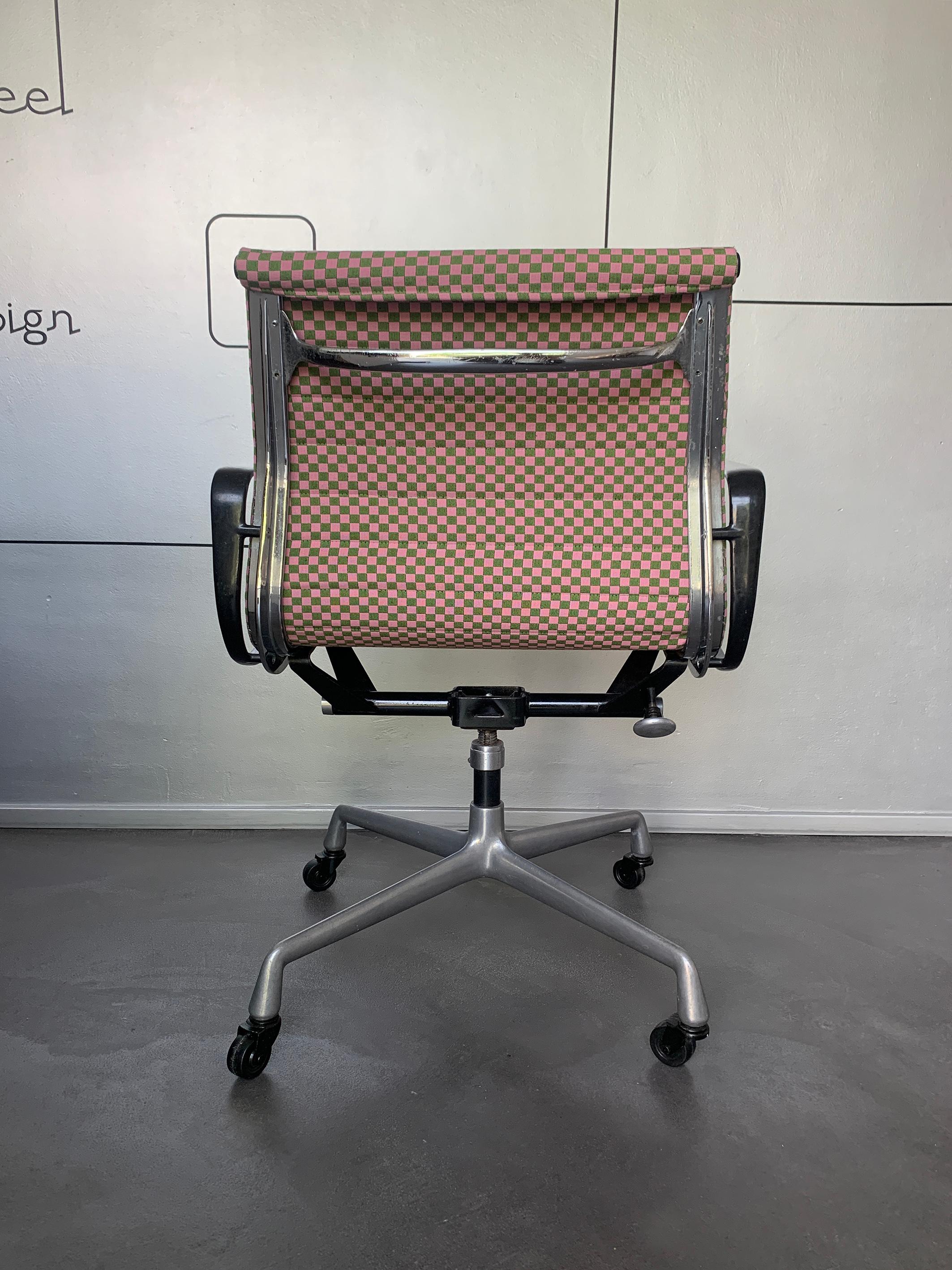 Eames EA117 Bürostuhl Herman Miller 1960er Jahre neu Alexander Girard Karo Stoff (Stahl) im Angebot