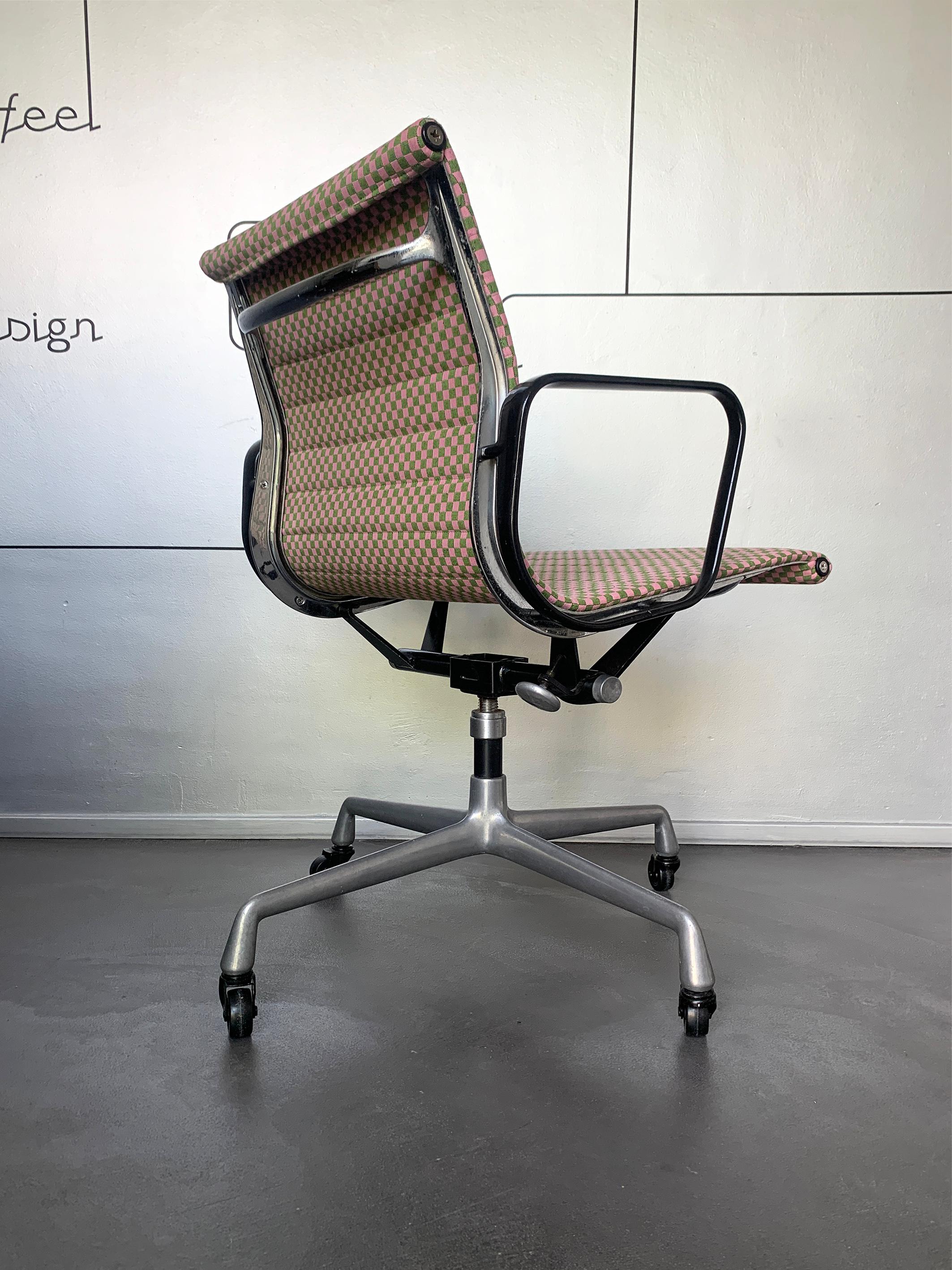 Eames EA117 Bürostuhl Herman Miller 1960er Jahre neu Alexander Girard Karo Stoff im Angebot 1