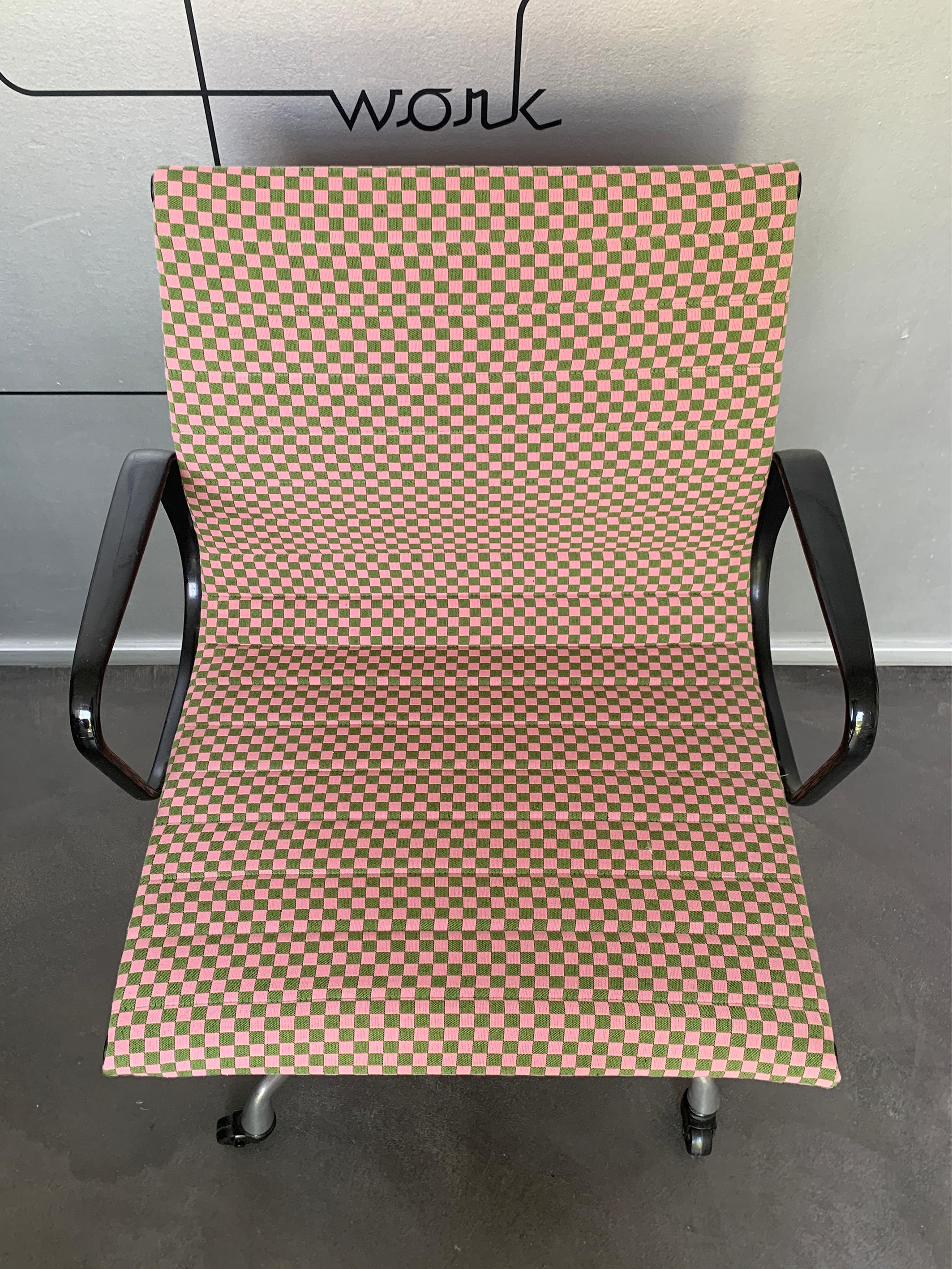Eames EA117 Bürostuhl Herman Miller 1960er Jahre neu Alexander Girard Karo Stoff im Angebot 2