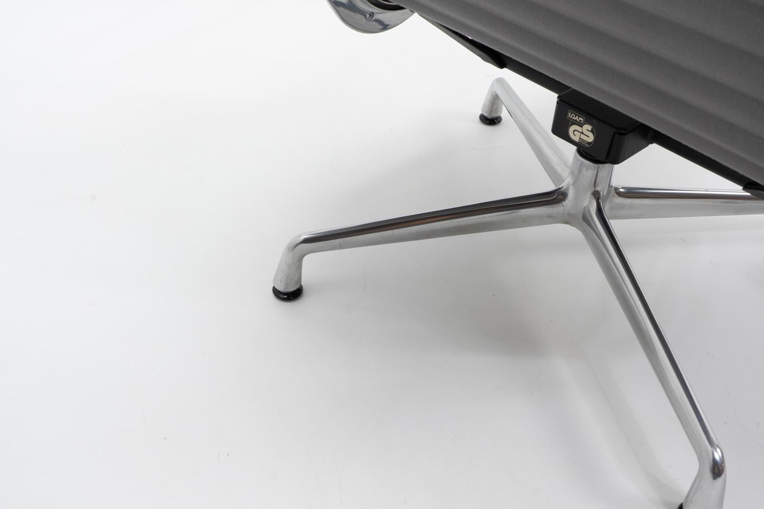 Eames EA124 / EA125 Alu Lounge Chair with Footstool, Vitra For Sale 11