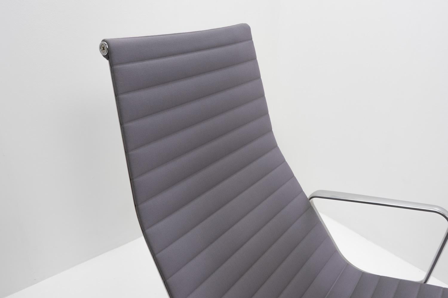Eames EA124 / EA125 Alu Lounge Chair with Footstool, Vitra In Good Condition For Sale In Renens, CH