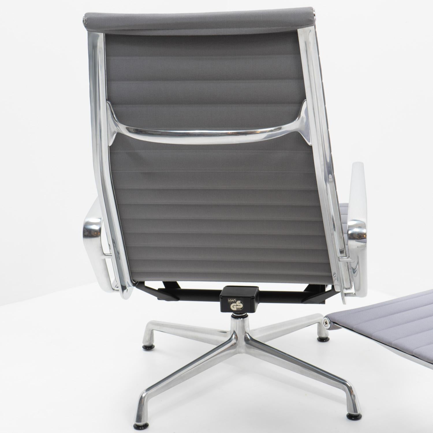 Eames EA124 / EA125 Alu Lounge Chair with Footstool, Vitra For Sale 1