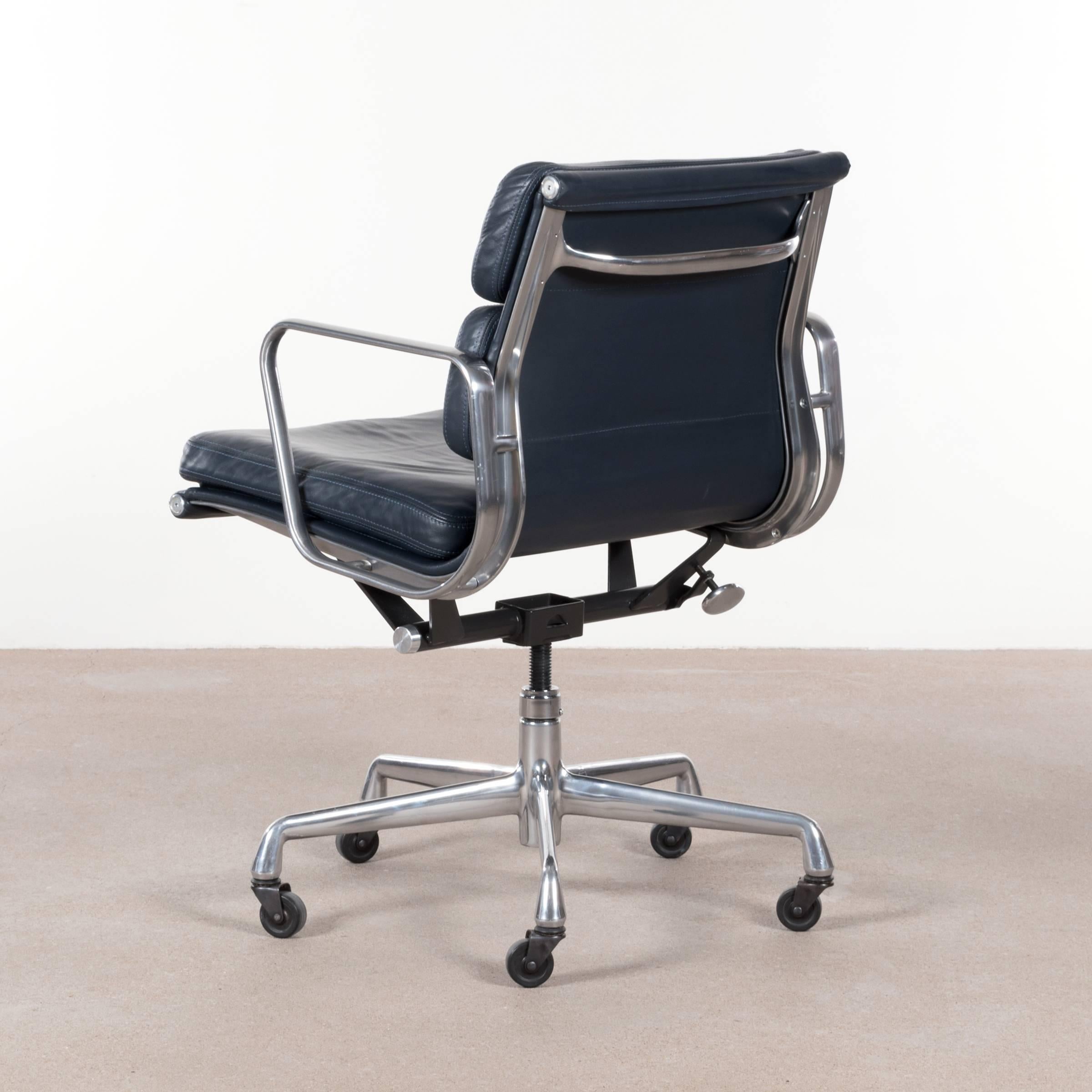 Comfortable management office chair in very good condition with normal light wear. Lightweight aluminum frame with navy blue leather upholstery, tilt-swivel mechanism and spindel seat-height adjustment. Casters for soft or hard flooring at choice.