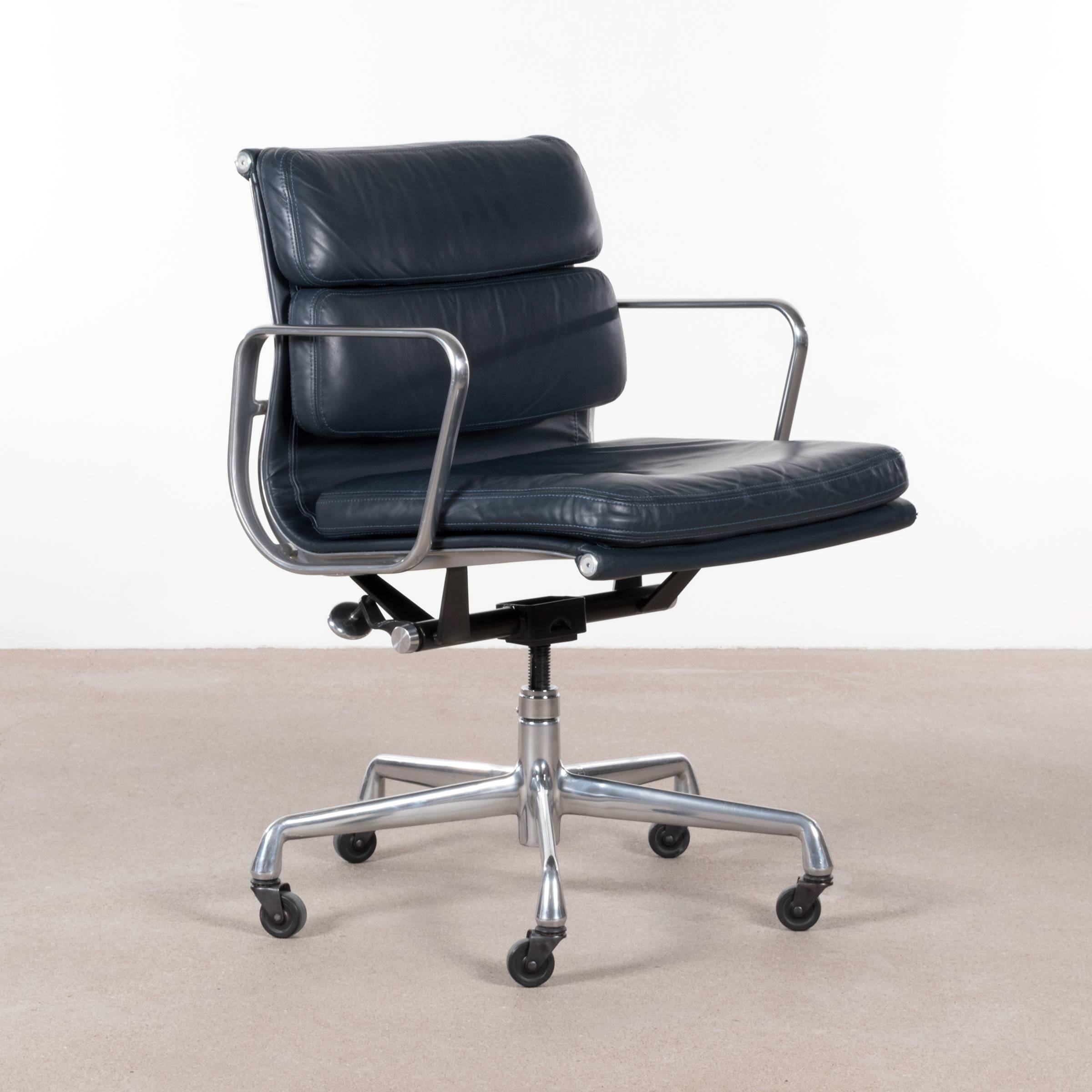 Eames EA435 Dark Blue Management Soft Pad Office Chair by Herman Miller In Good Condition In Amsterdam, NL