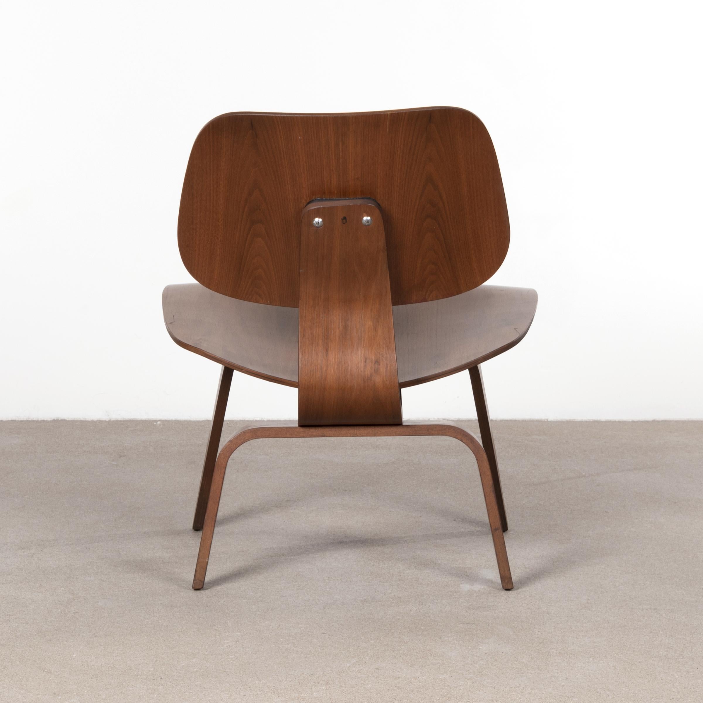 Eames Early LCW Walnut Lounge Chair for Herman Miller In Good Condition In Amsterdam, NL