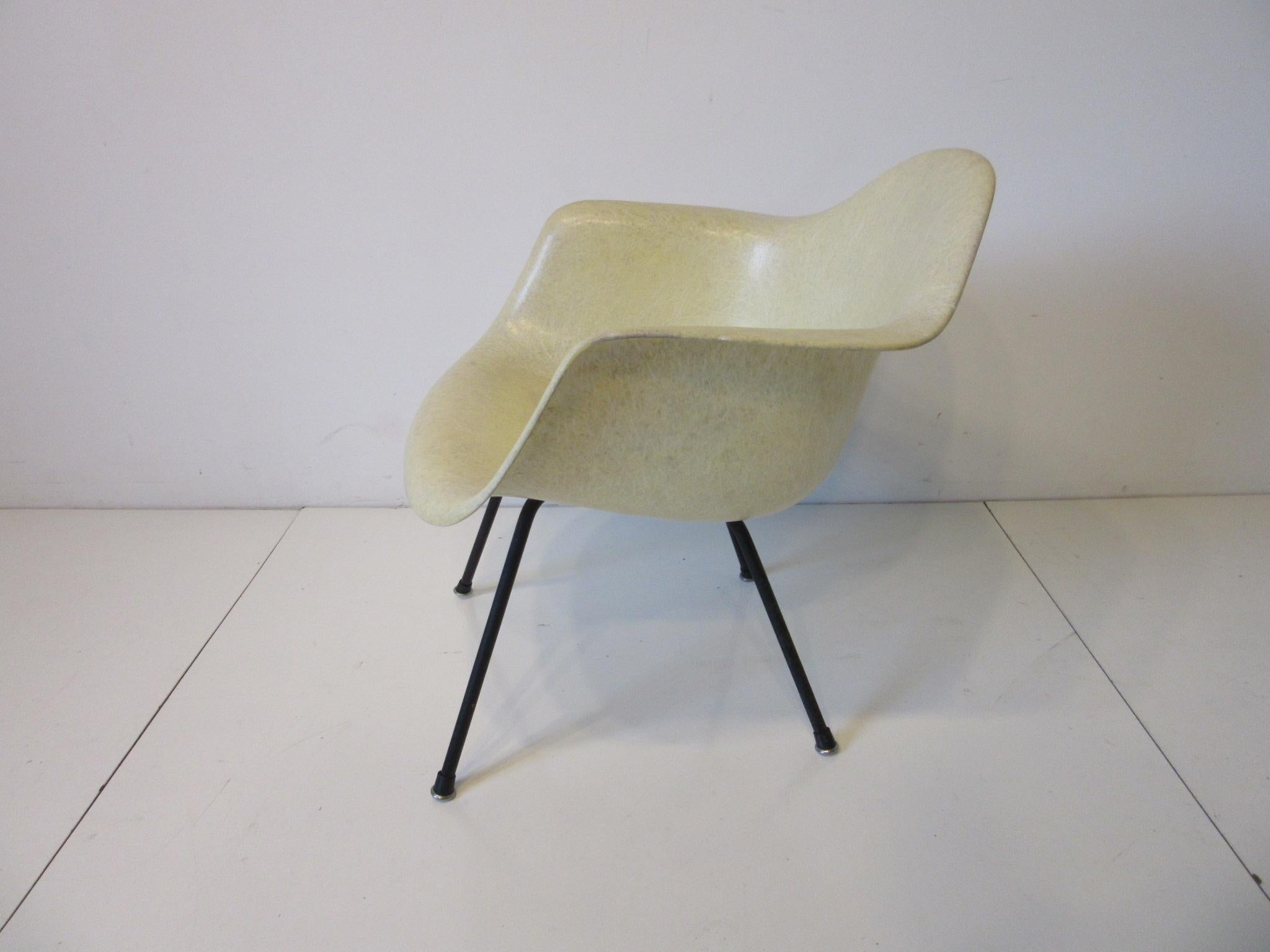 Mid-Century Modern Chaise Eames Early Shell Lounge Height pour Herman Miller en vente
