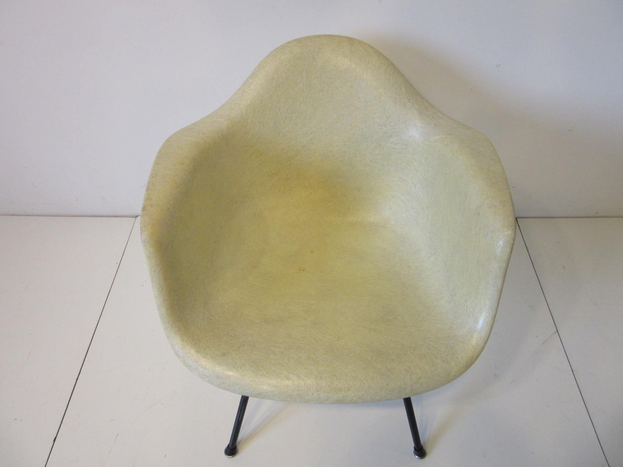 Mid-Century Modern Eames Early Shell Chair Lounge Height for Herman Miller For Sale