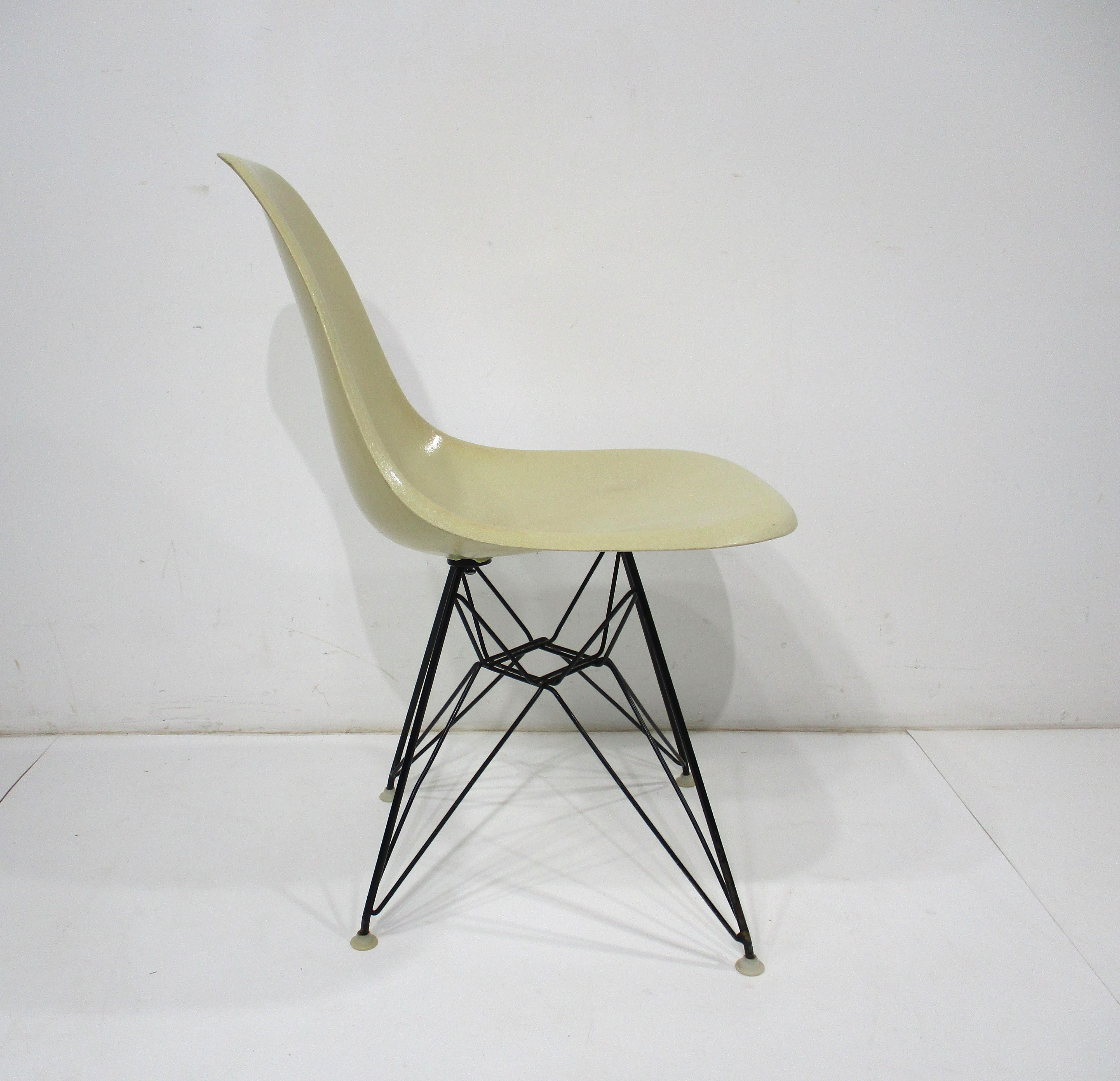 Mid-Century Modern Eames Eifel Tower DSR Desk Chair for Herman Miller (B)  
