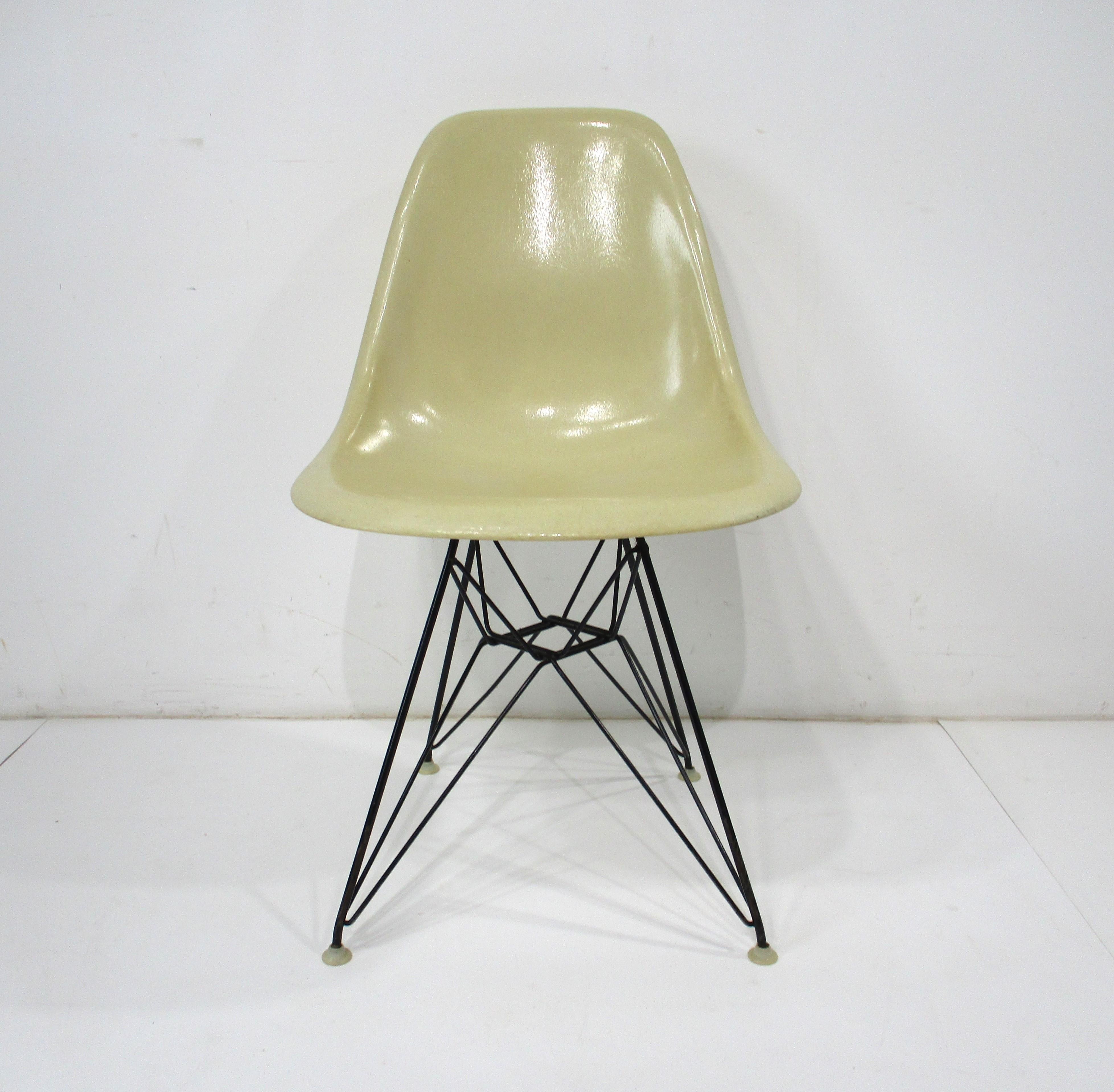 Mid-Century Modern Eames Eifel Tower DSR Desk Chair for Herman Miller  (A) 