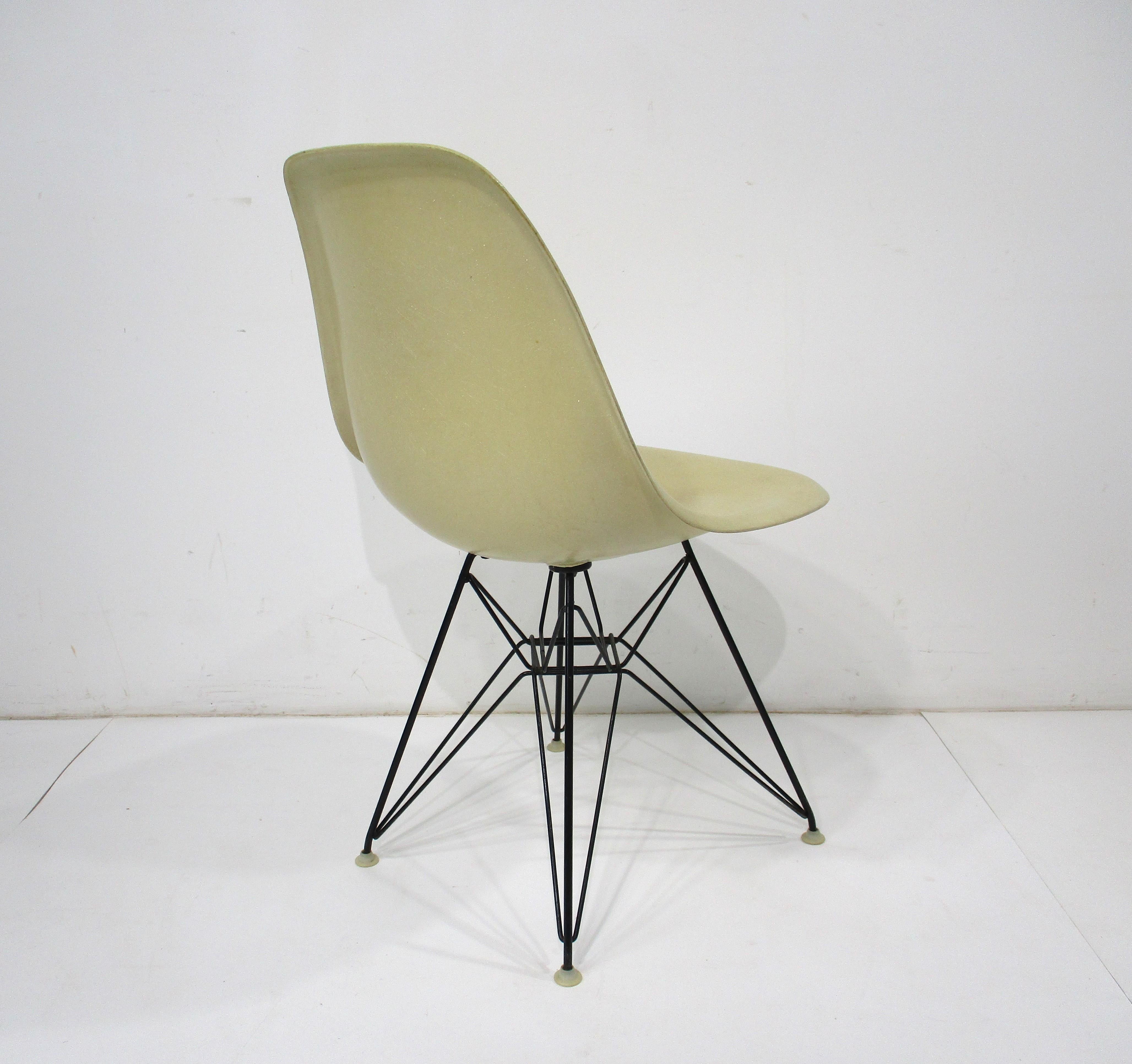 Eames Eifel Tower DSR Desk Chair for Herman Miller  (A)  In Good Condition In Cincinnati, OH