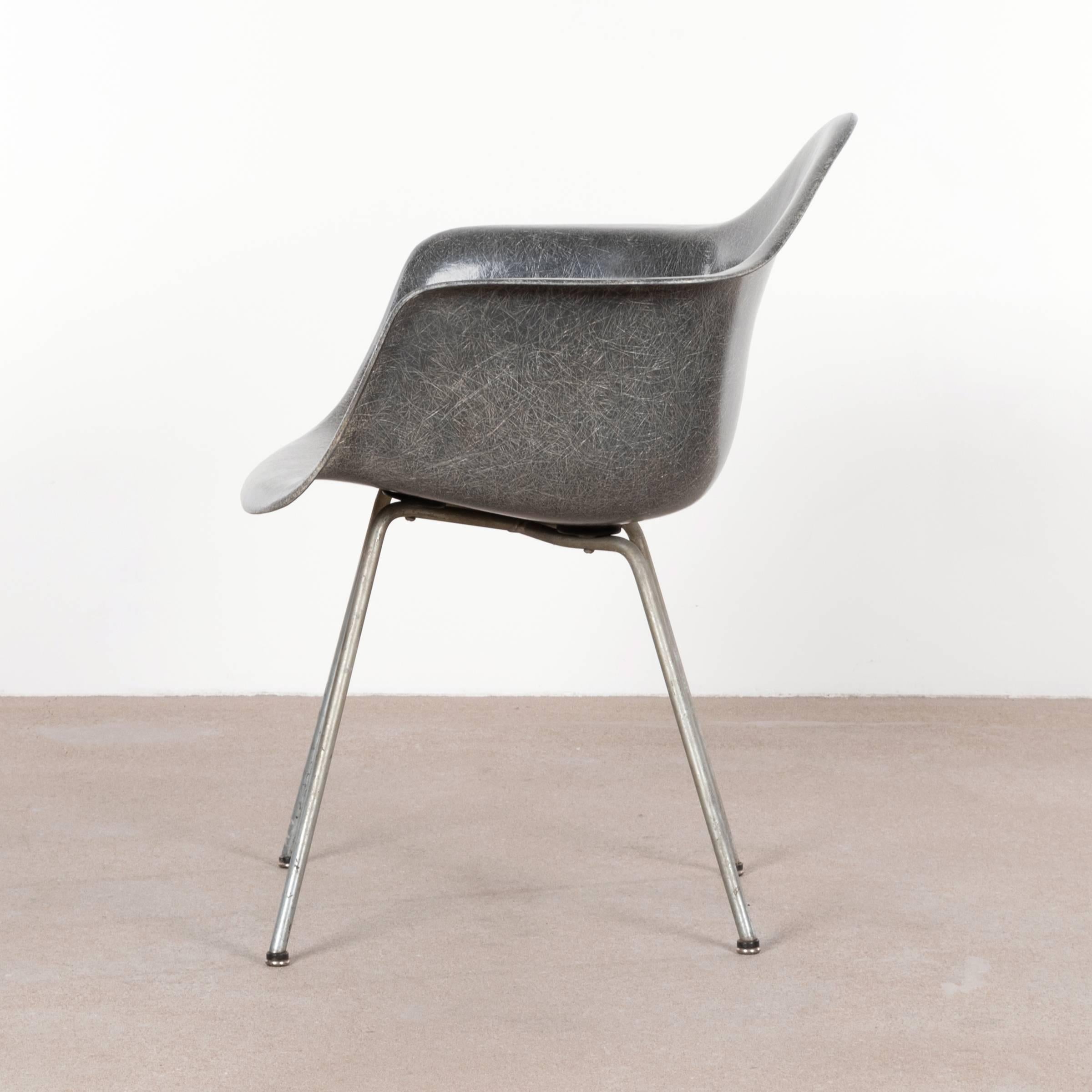 Iconic DAX chair (Dining Armchair X-base) with elephant hide grey color. The chair is in excellent original condition with only slight traces of use and perfect fiberglass patina. First generation Zenith plastics production with rope. Signed with