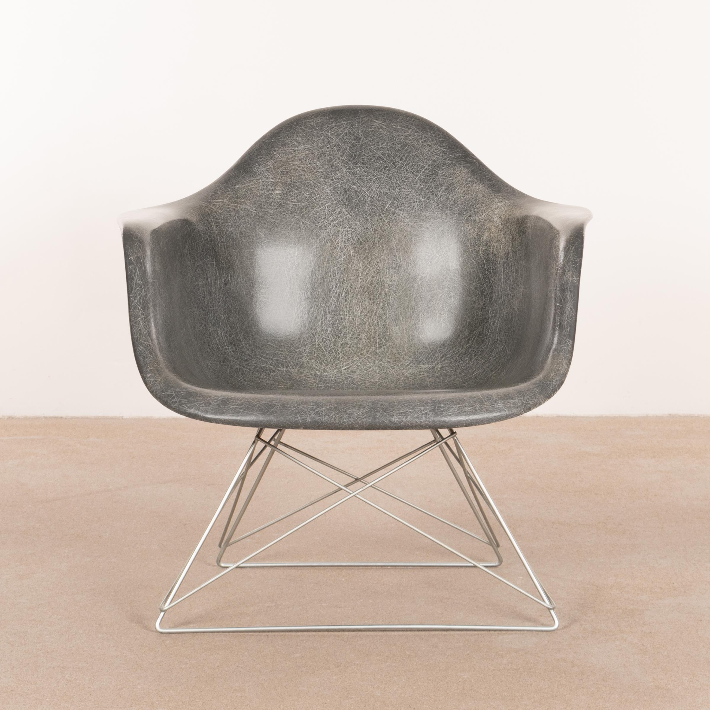 Beautiful and iconic late 1950s LAR (low-rod) lounge armchair in very good condition by Charles and Ray Eames. Original base and signed with embossed factory logo (Summit / double triangle).