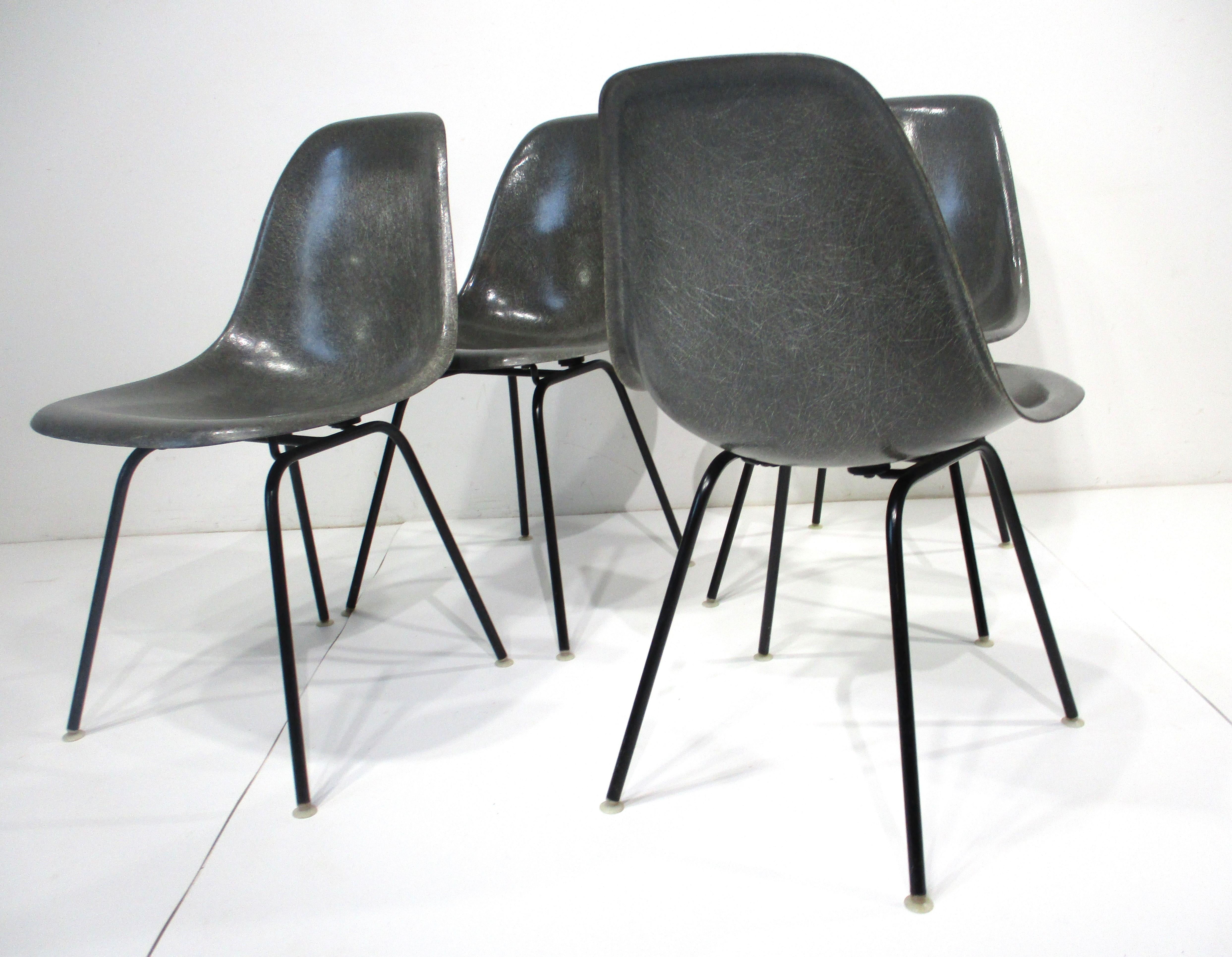 Chaises de salle à manger Eames gris peau d'éléphant pour Herman Miller  en vente 3
