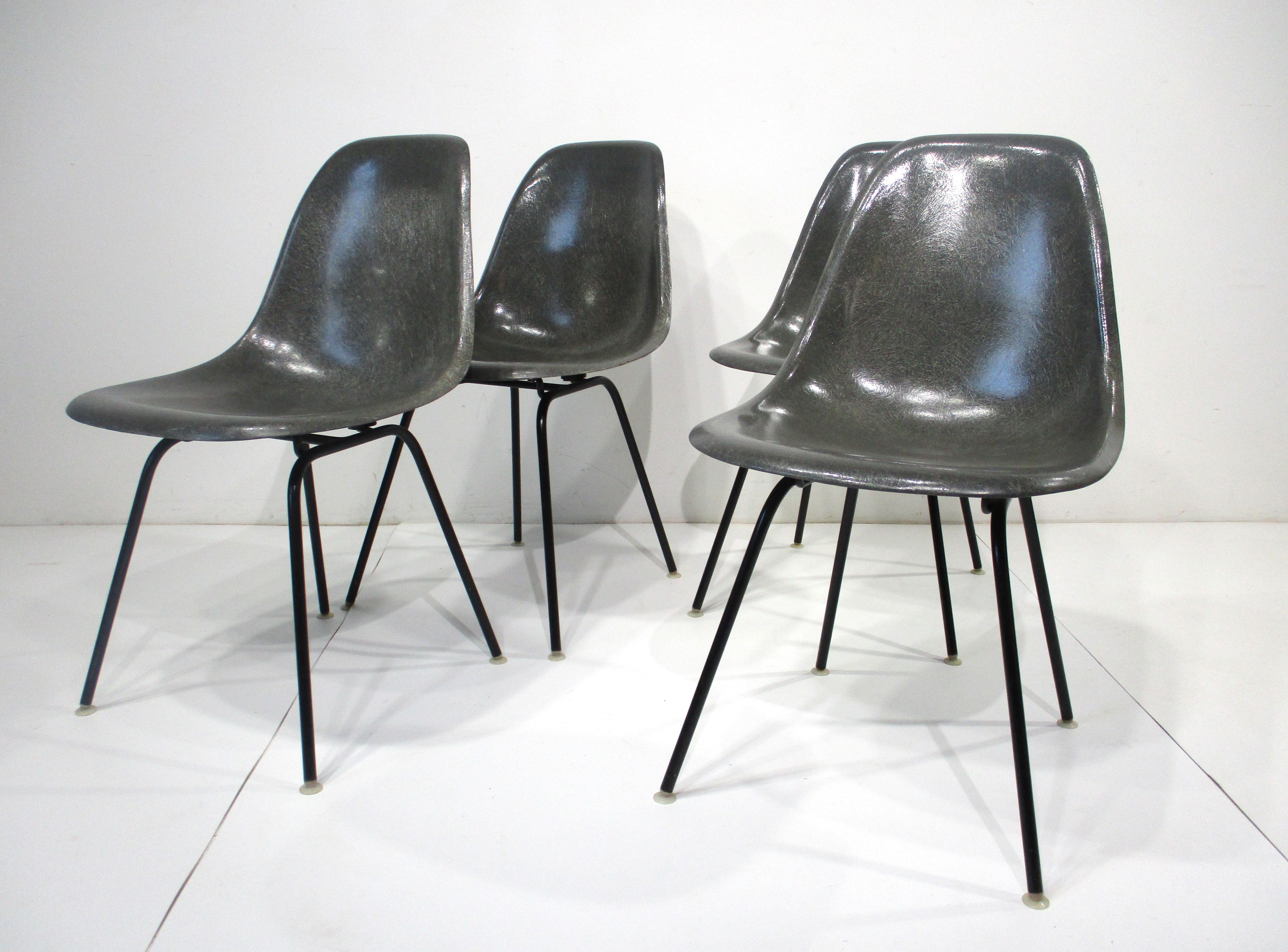Chaises de salle à manger Eames gris peau d'éléphant pour Herman Miller  en vente 4