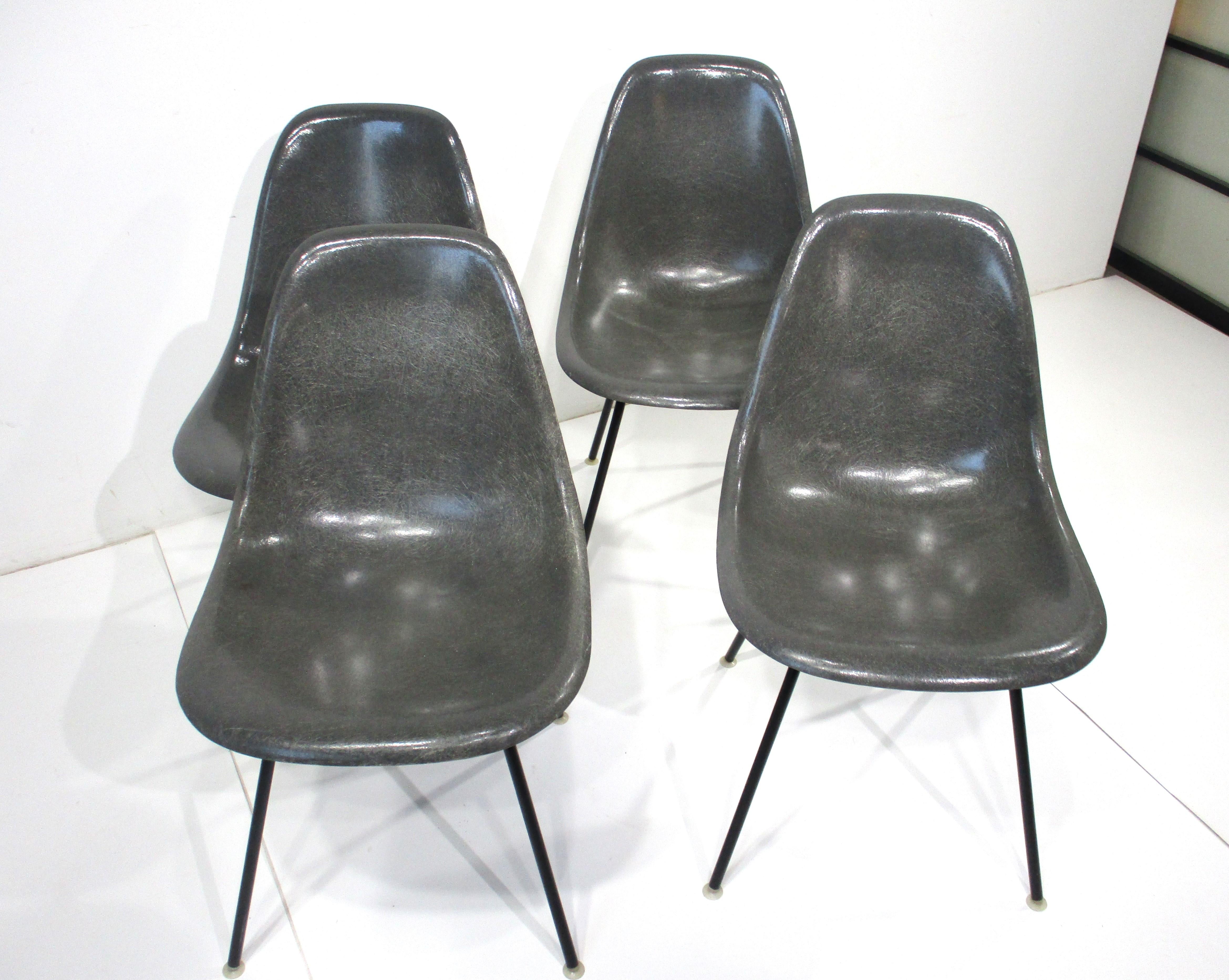 Chaises de salle à manger Eames gris peau d'éléphant pour Herman Miller  en vente 5