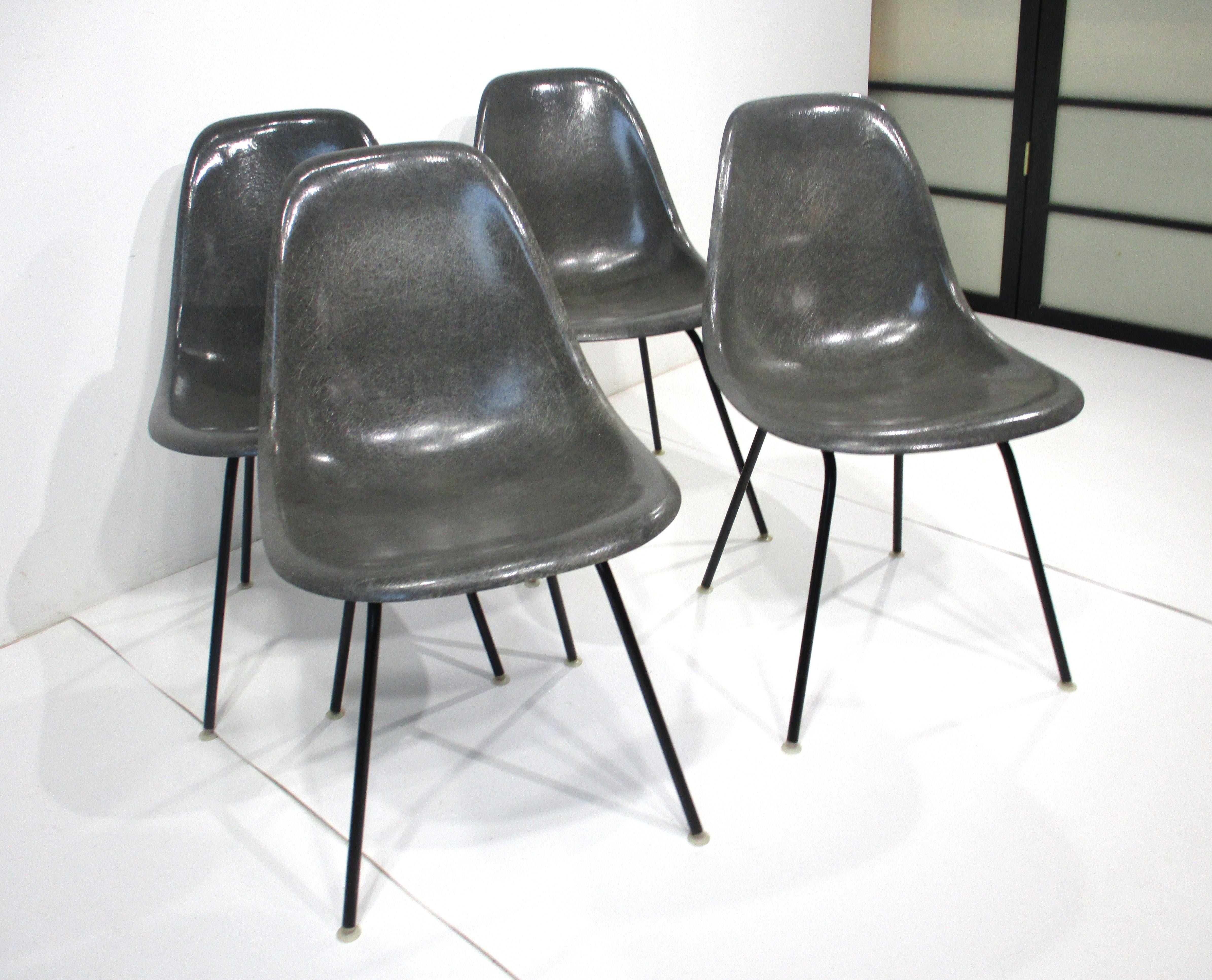 Chaises de salle à manger Eames gris peau d'éléphant pour Herman Miller  en vente 6