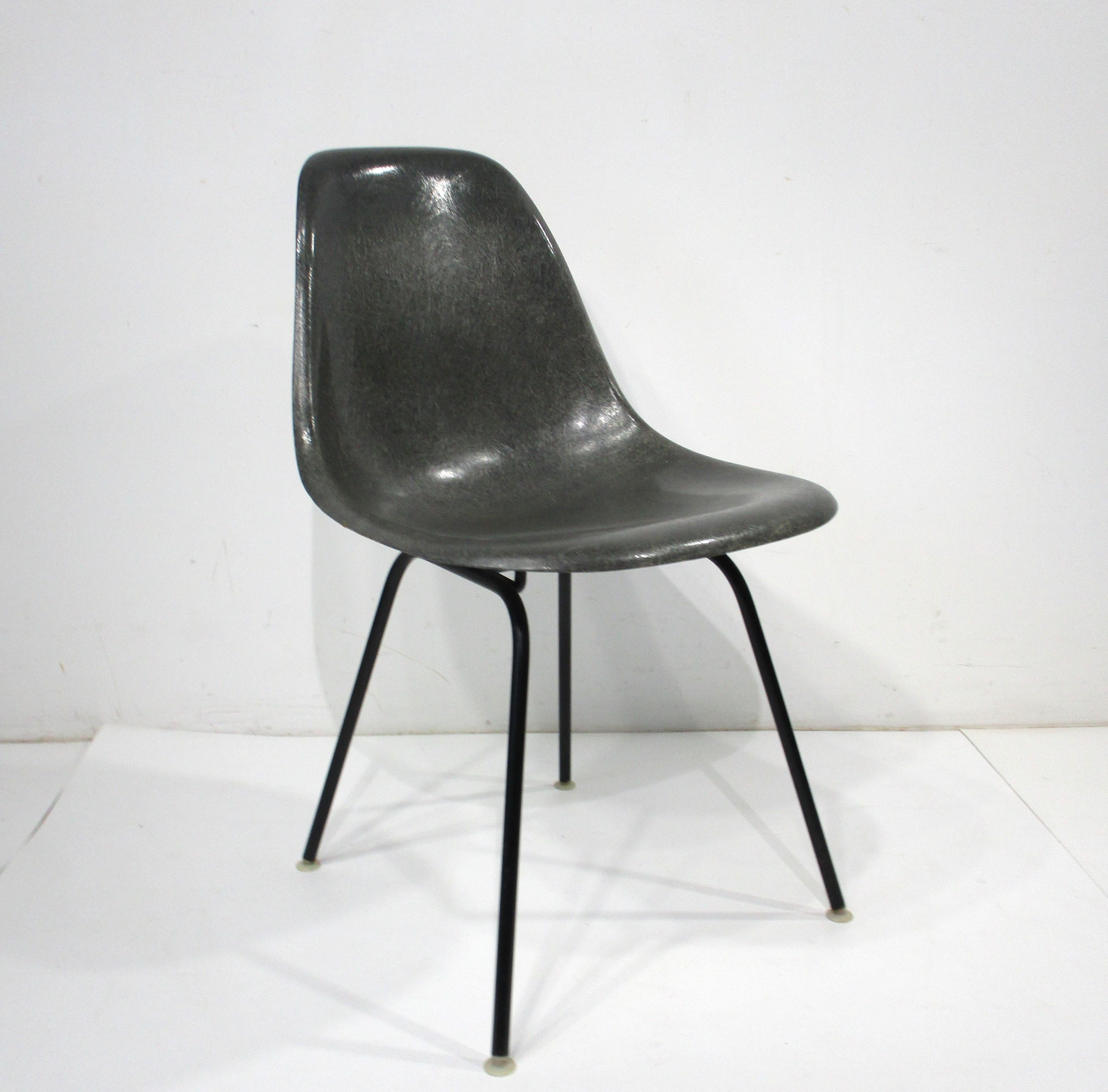 Mid-Century Modern Chaises de salle à manger Eames gris peau d'éléphant pour Herman Miller  en vente