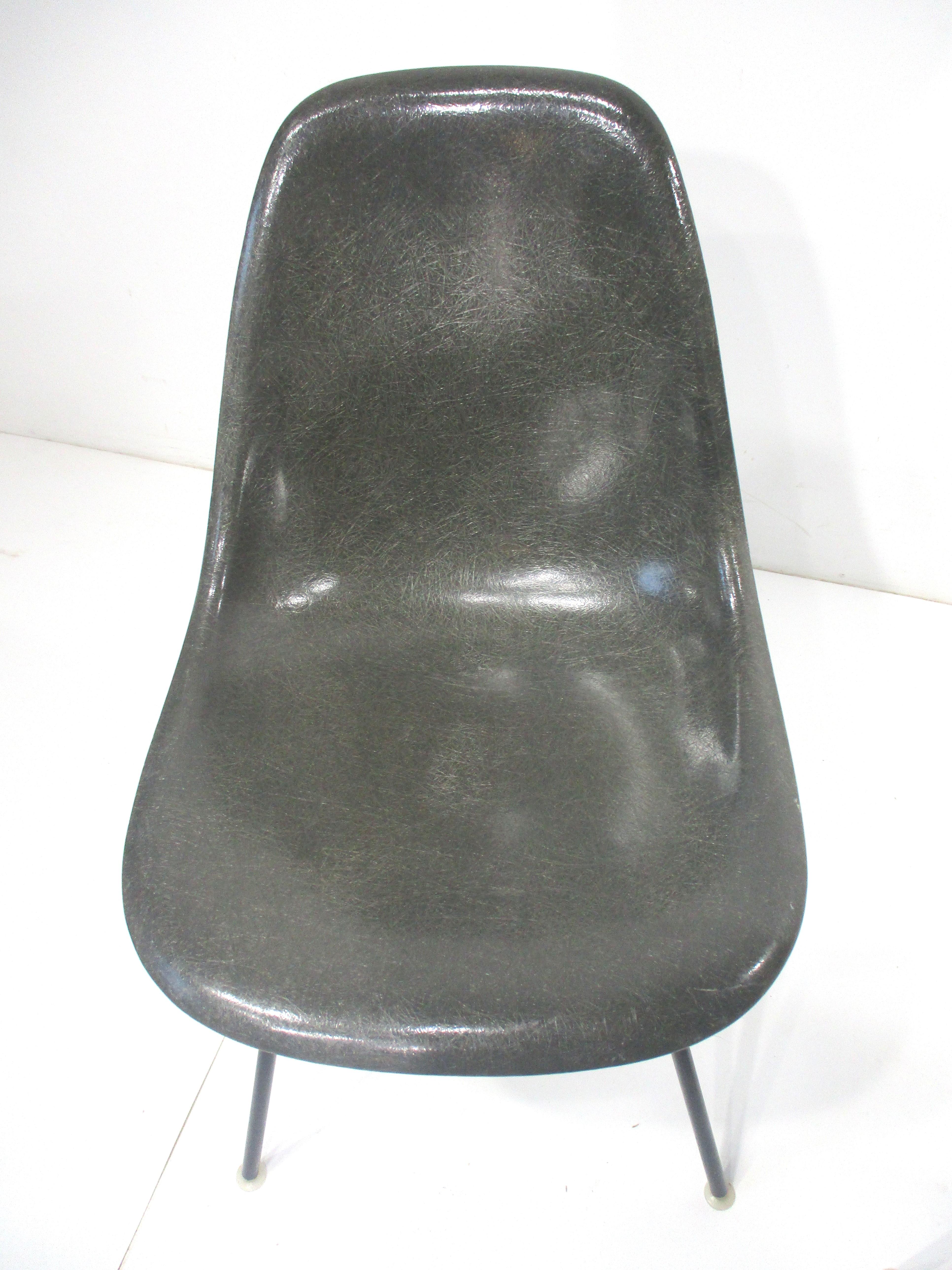 Chaises de salle à manger Eames gris peau d'éléphant pour Herman Miller  en vente 1