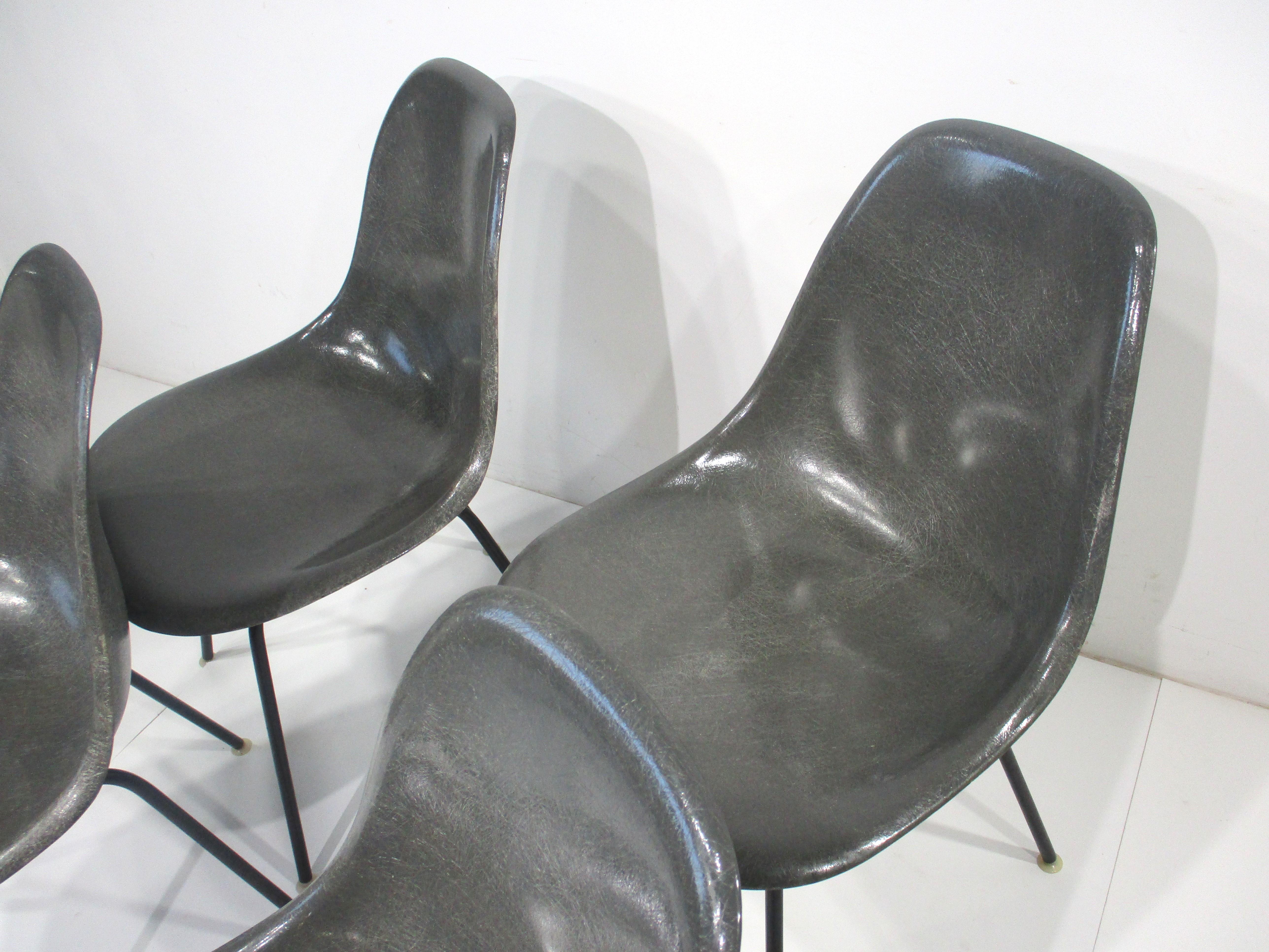 Chaises de salle à manger Eames gris peau d'éléphant pour Herman Miller  en vente 2