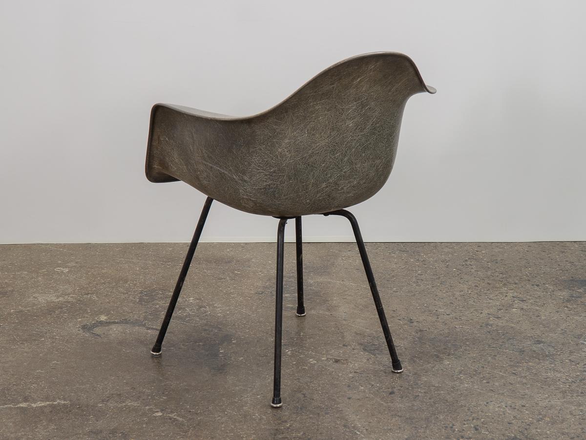 Sillón Eames con Borde de Cuerda Zenith Gris Piel de Elefante mediados del siglo XX