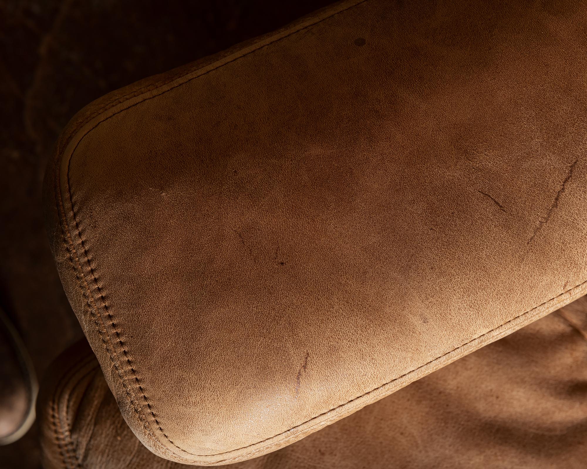 Eames ES 108 Sofa in Gorgeous Carmel Patinated Leather and Walnut, 1980s For Sale 7