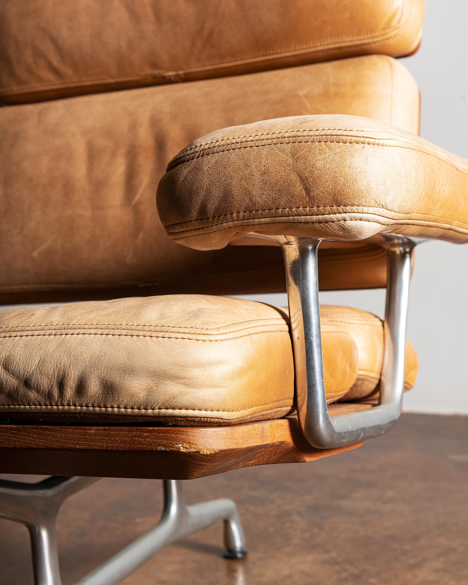Canapé Eames ES 108 en superbe cuir patiné Carmel et noyer, années 1980 en vente 7