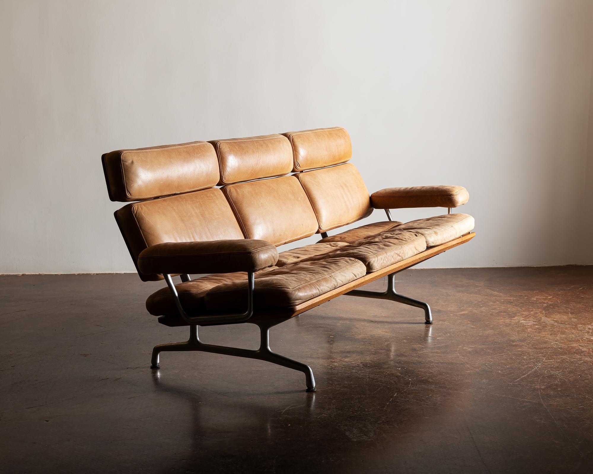 Mid-Century Modern Eames ES 108 Sofa in Gorgeous Carmel Patinated Leather and Walnut, 1980s For Sale