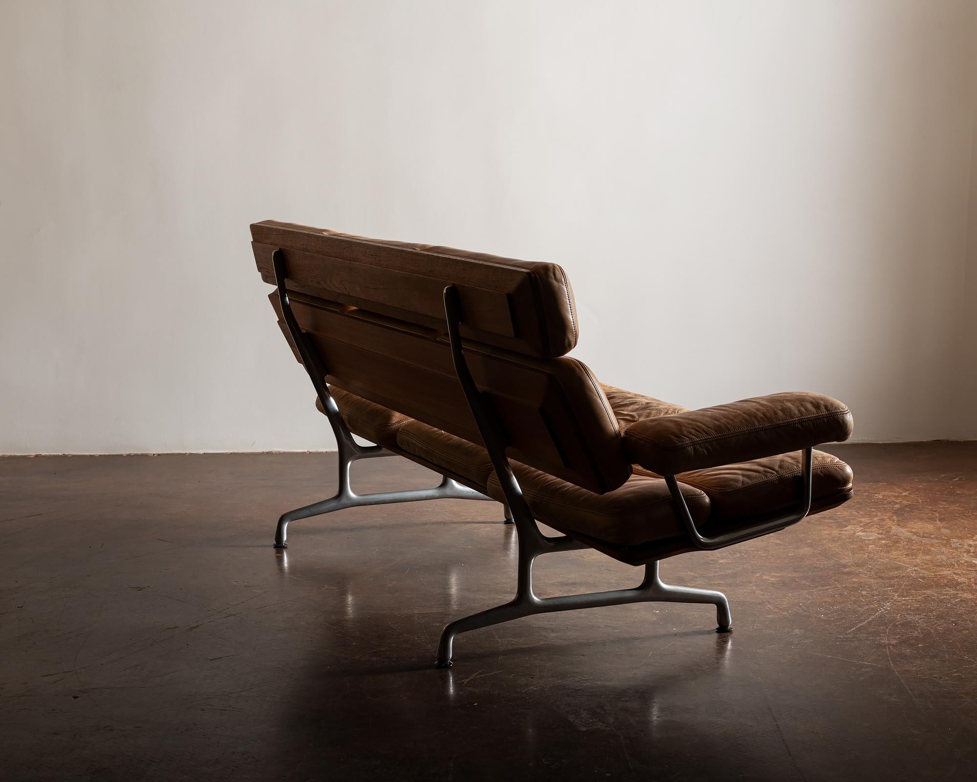 American Eames ES 108 Sofa in Gorgeous Carmel Patinated Leather and Walnut, 1980s For Sale