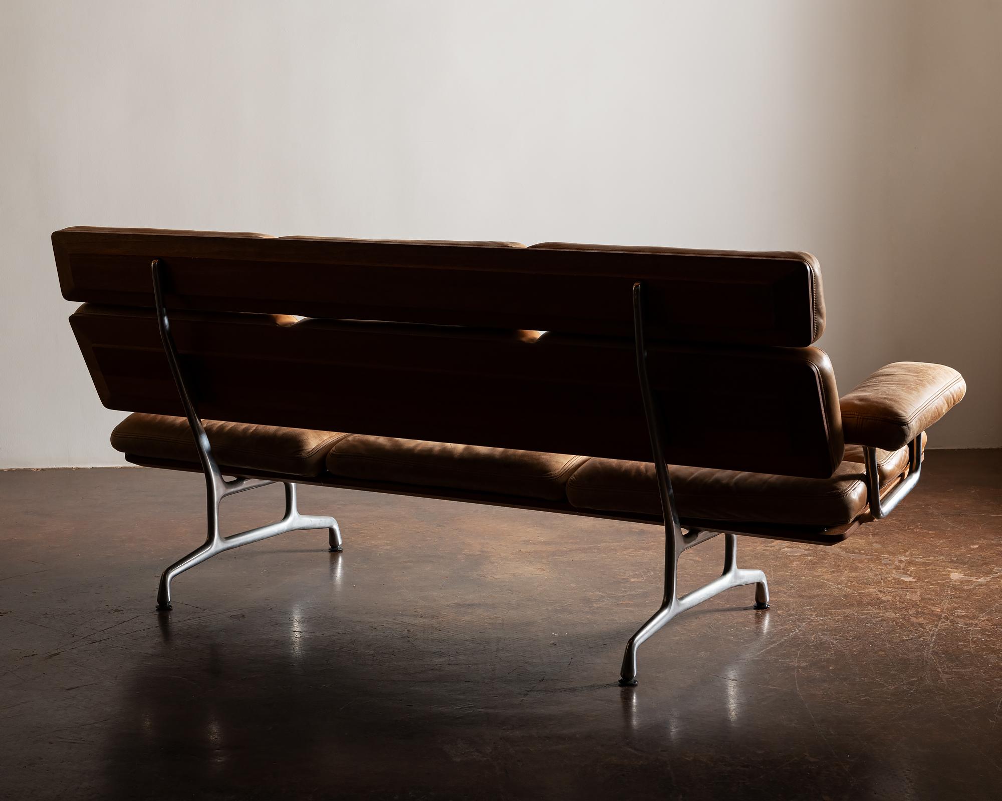Patiné Canapé Eames ES 108 en superbe cuir patiné Carmel et noyer, années 1980 en vente