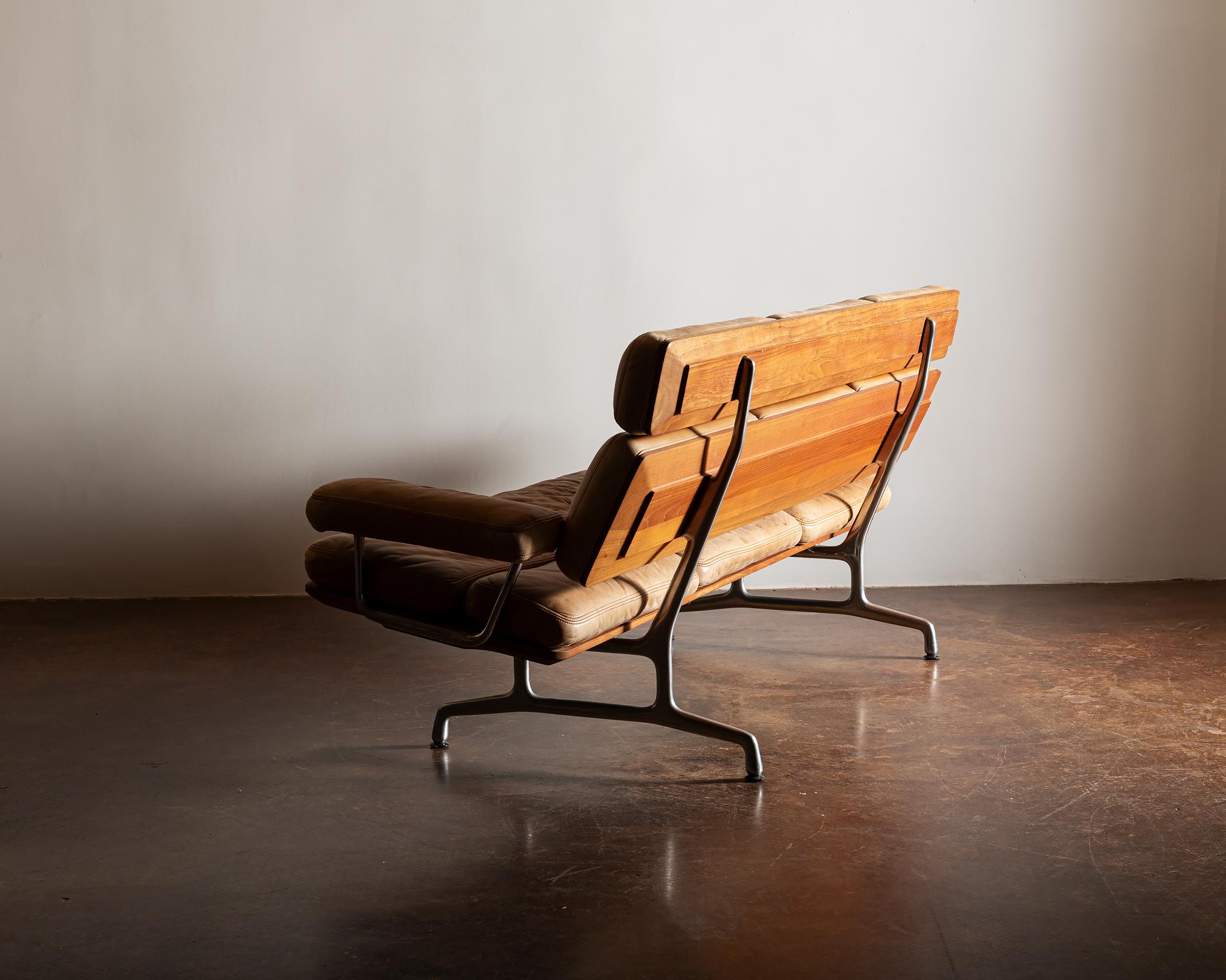 Fin du 20e siècle Canapé Eames ES 108 en superbe cuir patiné Carmel et noyer, années 1980 en vente
