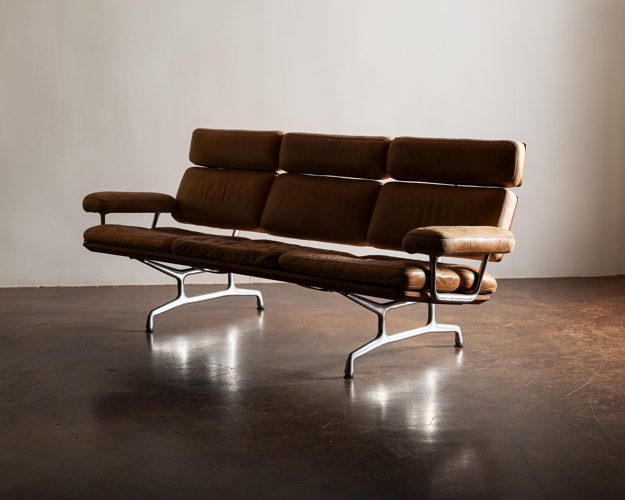 Eames ES 108 Sofa in Gorgeous Carmel Patinated Leather and Walnut, 1980s For Sale 1