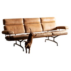 Canapé Eames ES 108 en superbe cuir patiné Carmel et noyer, années 1980