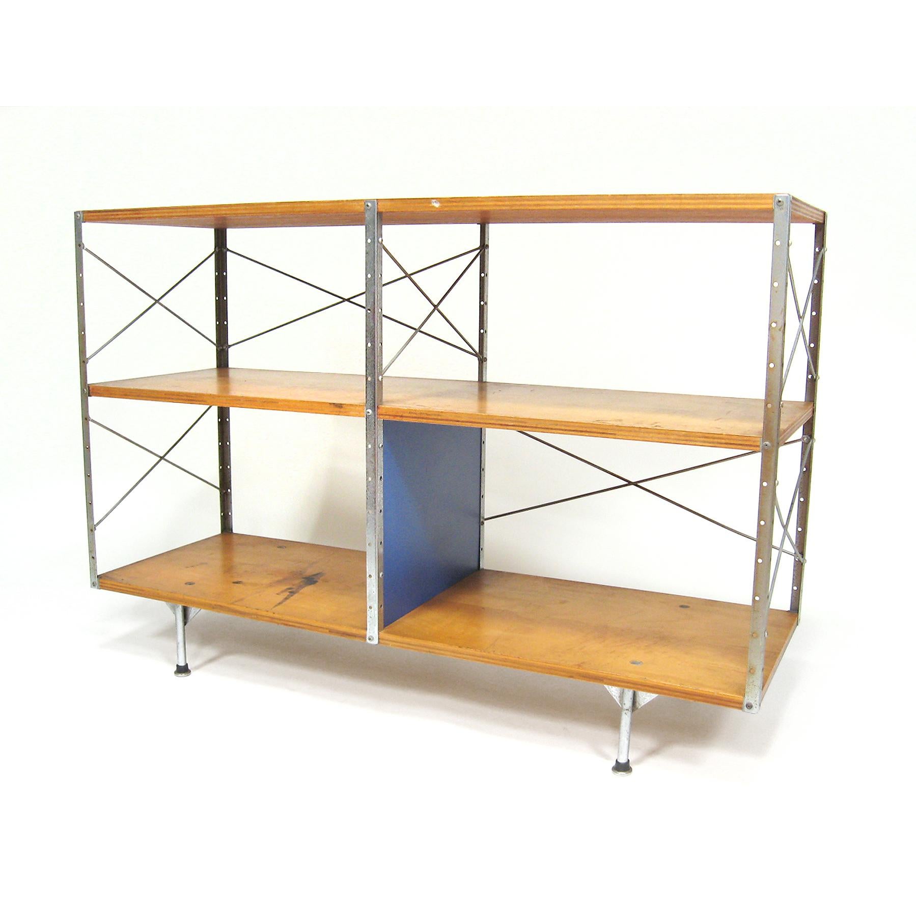 Mid-Century Modern Eames ESU 200-C by Herman Miller