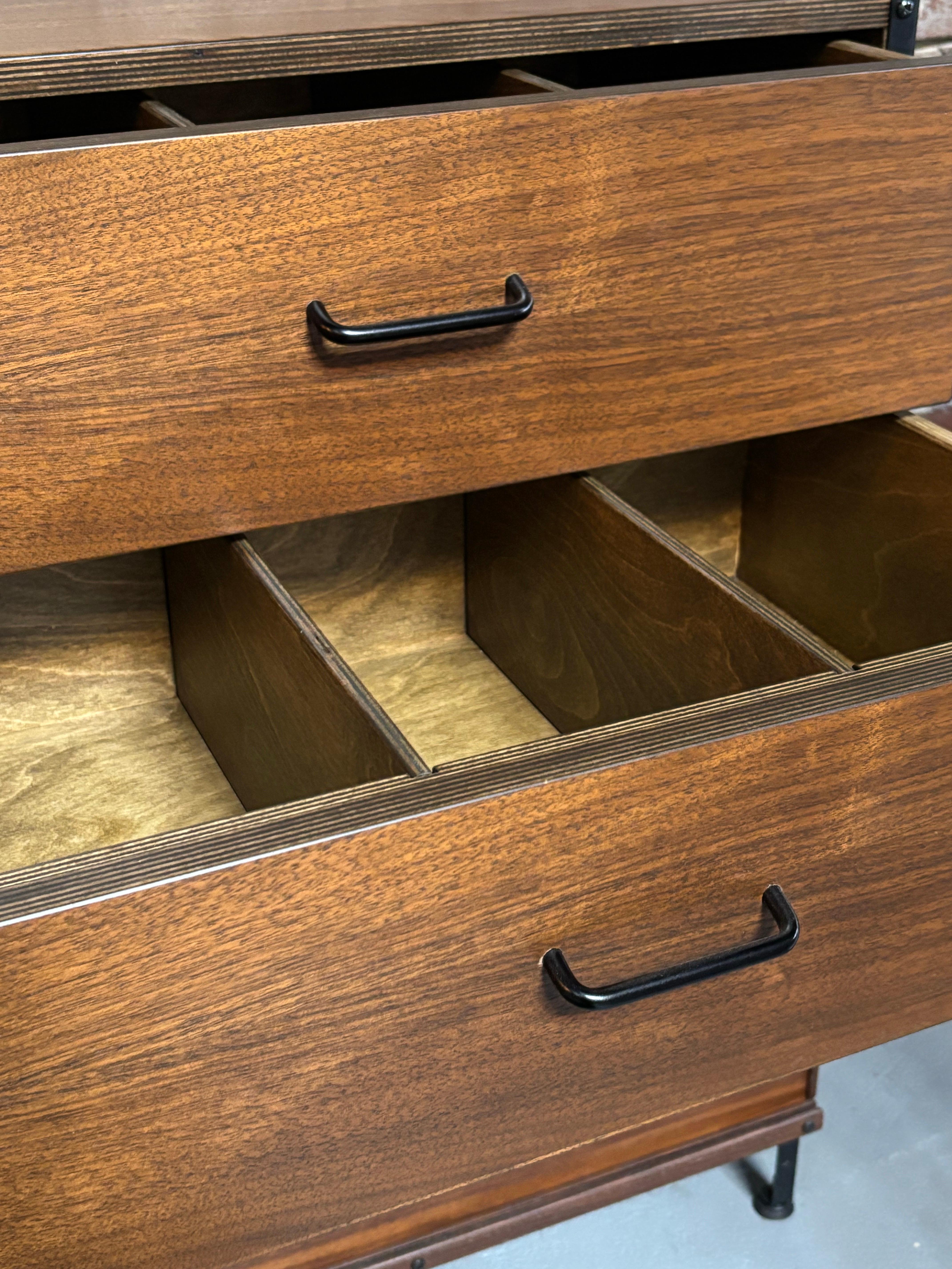 Modernica Fallstudie 220 Aufbewahrungsschrank.  Sieht brandneu aus!  Besteht aus Schubladen und unteren Schiebetüren mit Vertiefungen.  Bei den Paneelen handelt es sich um Holz-, Glasfaser- und perforierte Metallpaneele.  Schöner Condit!