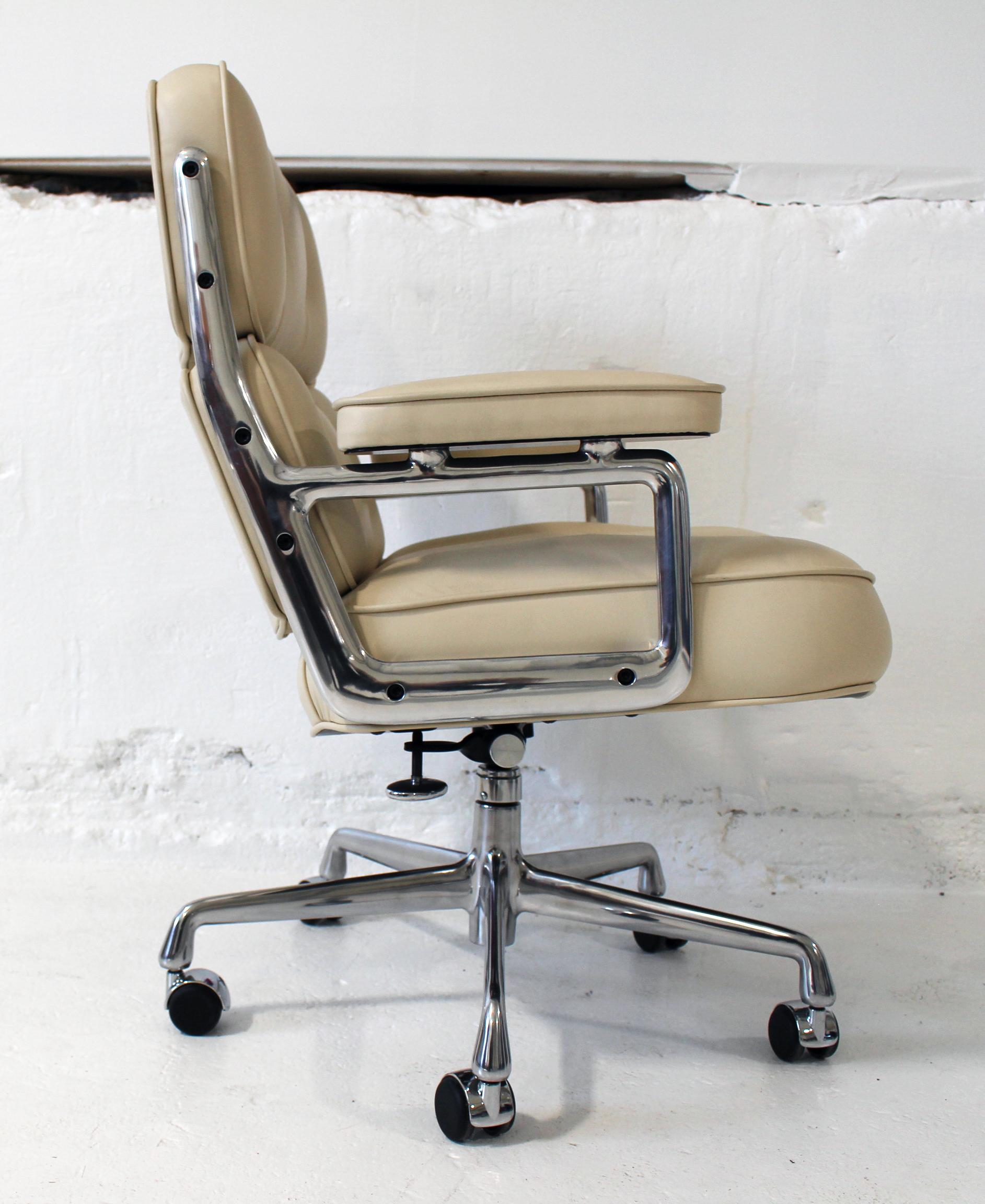 Eames executive chair
Frame: Polished aluminum
Material: Leather
Upholstery: Vicenza leather
Color: Ivory.