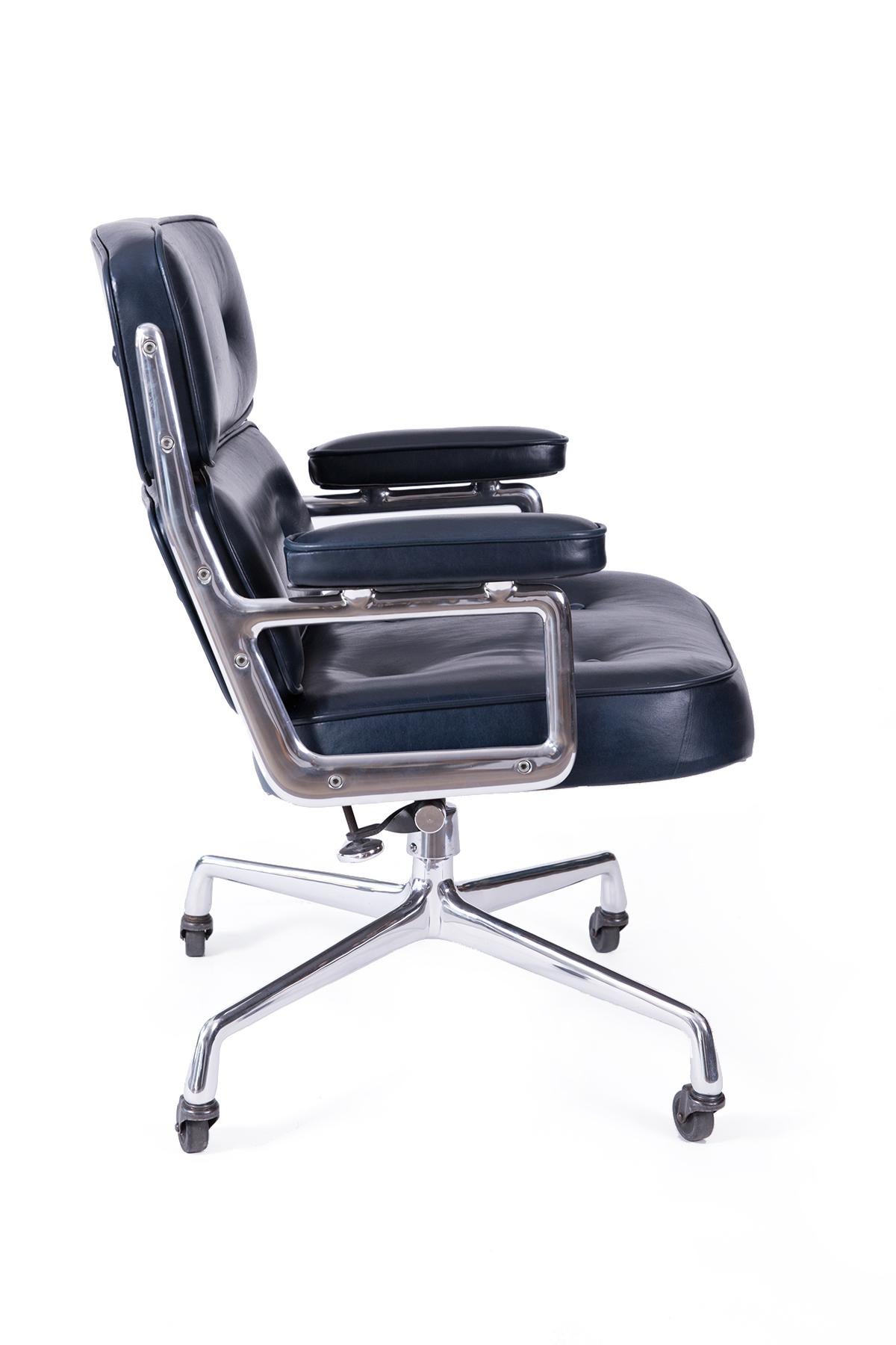 Also known as the Time-Life chair, this iconic office seating was originally created for the executive floors of New York City’s Time-Life building by Charles Eames for Herman Miller. The generously sized Eames executive chair tilts, swivels and has