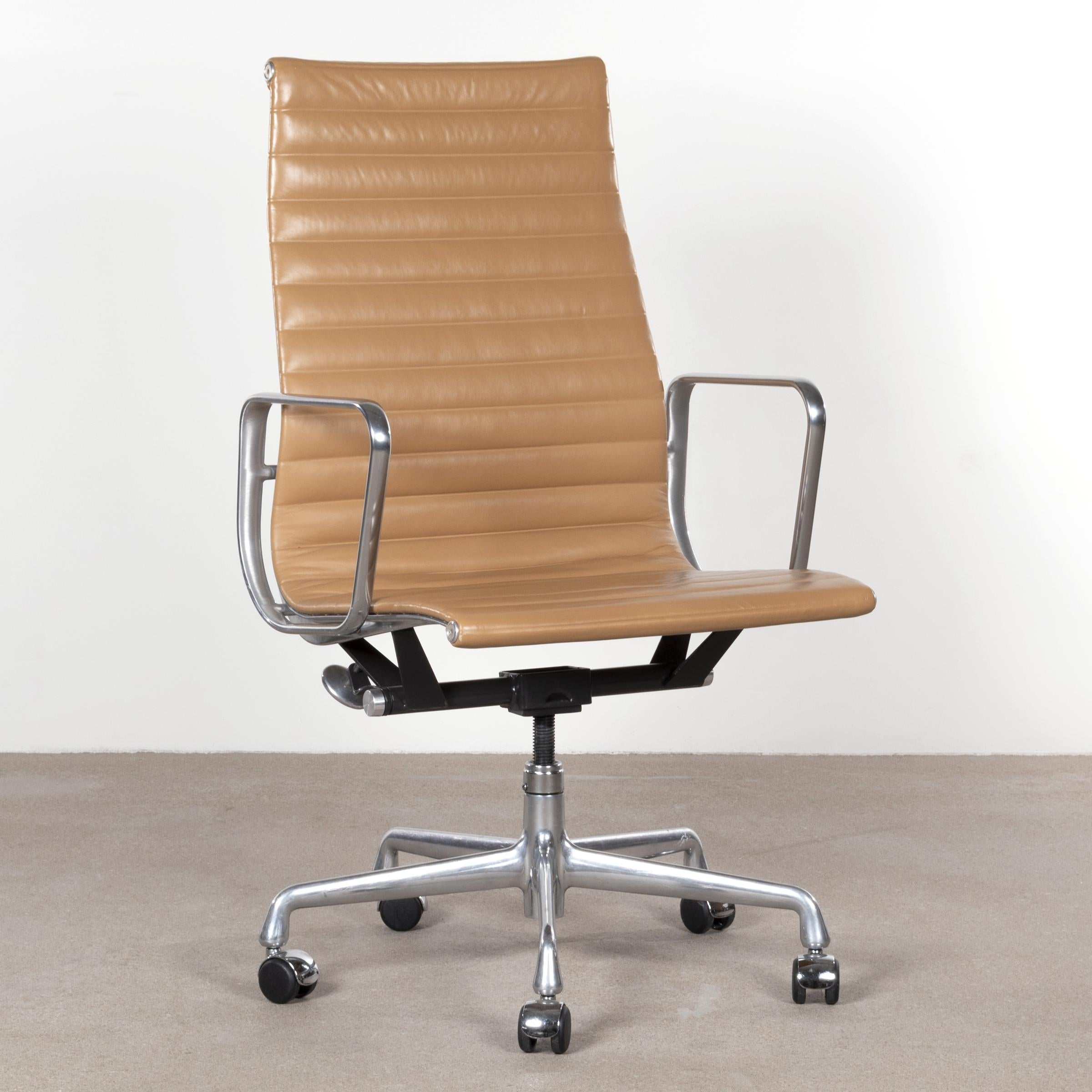 Eames Executive Office Chair in Cognac Leather for Herman Miller, USA In Good Condition In Amsterdam, NL
