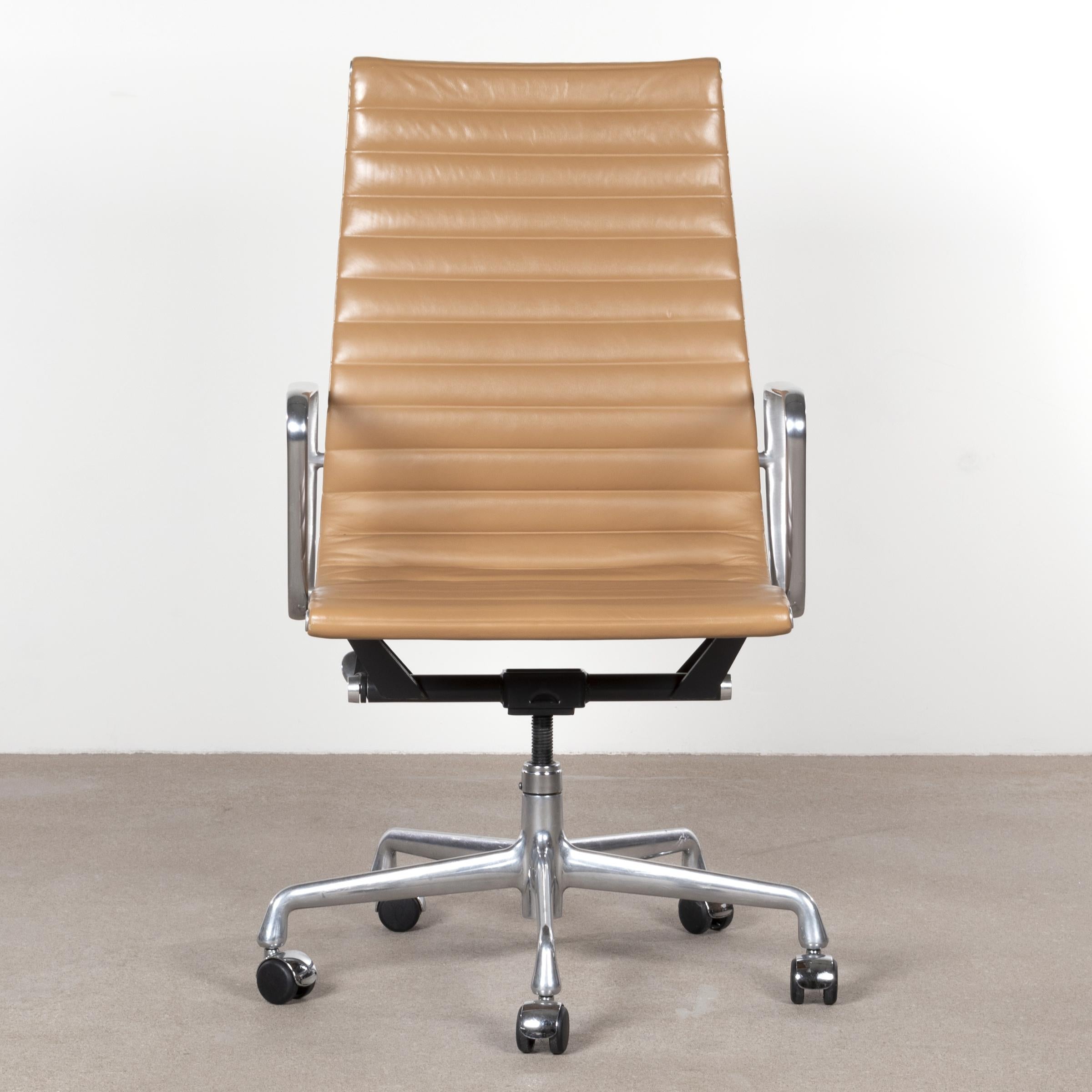 Mid-20th Century Eames Executive Office Chair in Cognac Leather for Herman Miller, USA