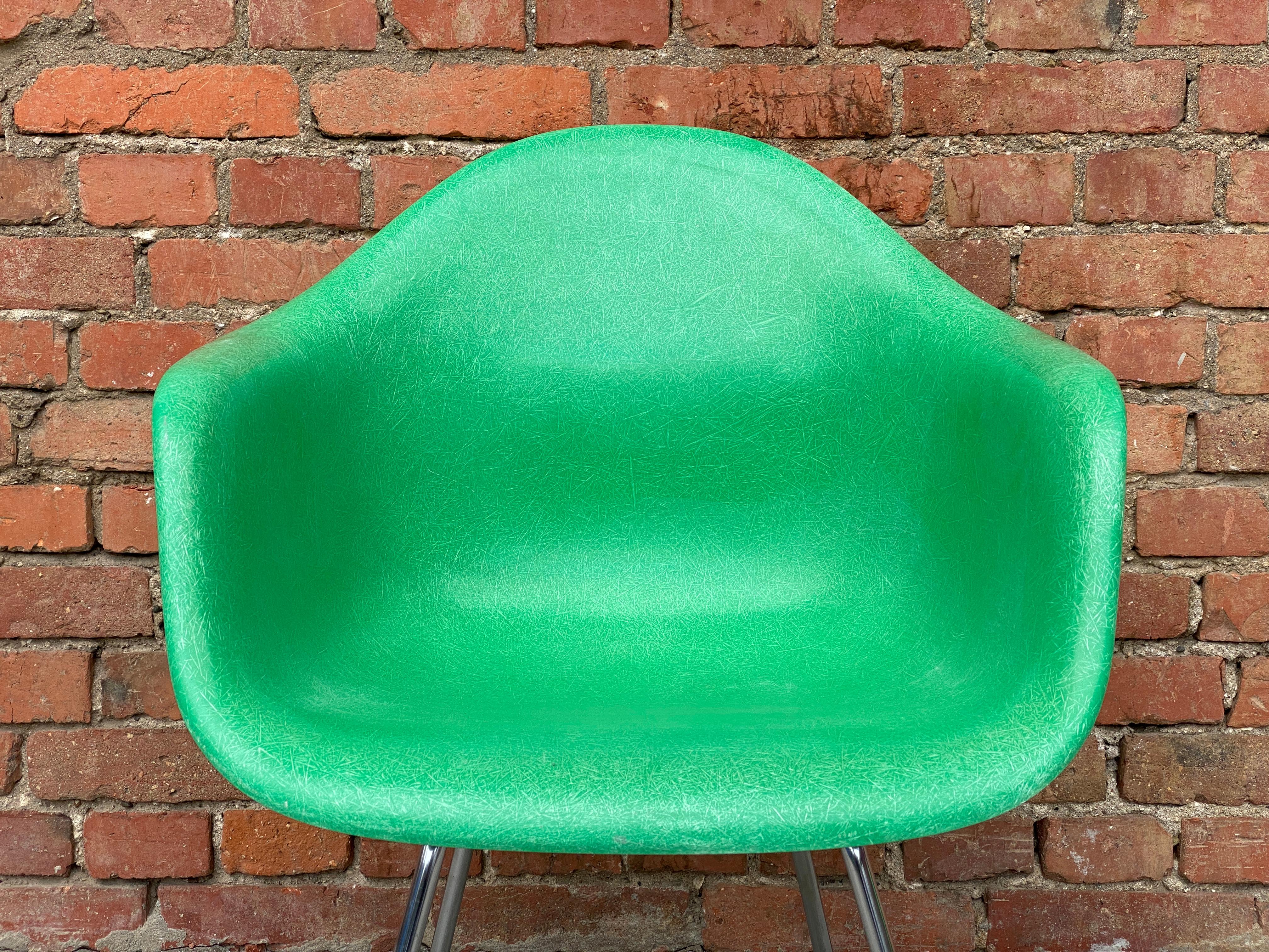 Eames Fiberglass Armchairs in Kelly Green with Chrome H-Base Legs 3