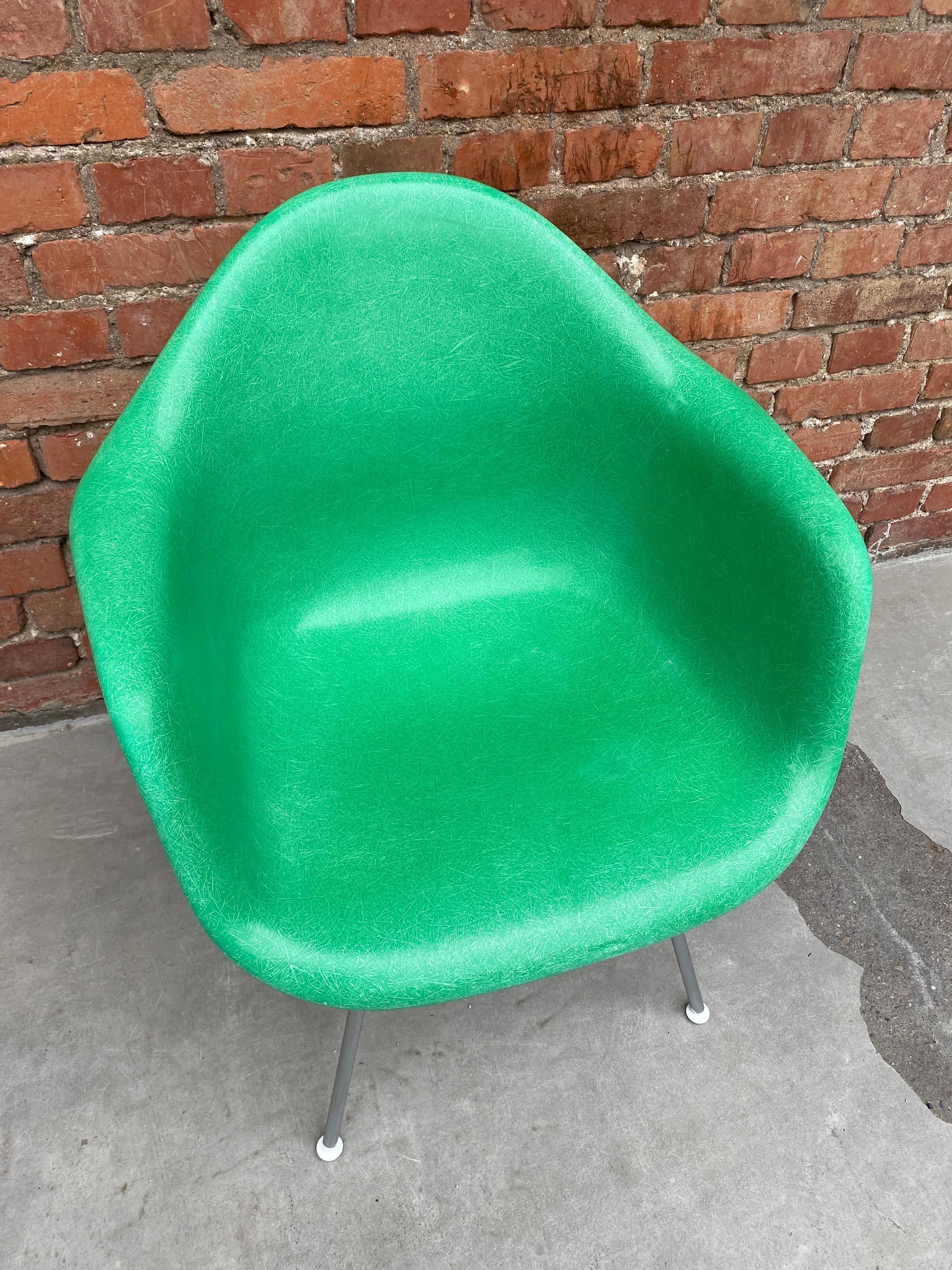 Eames Fiberglass Armchairs in Kelly Green with Chrome H-Base Legs 4