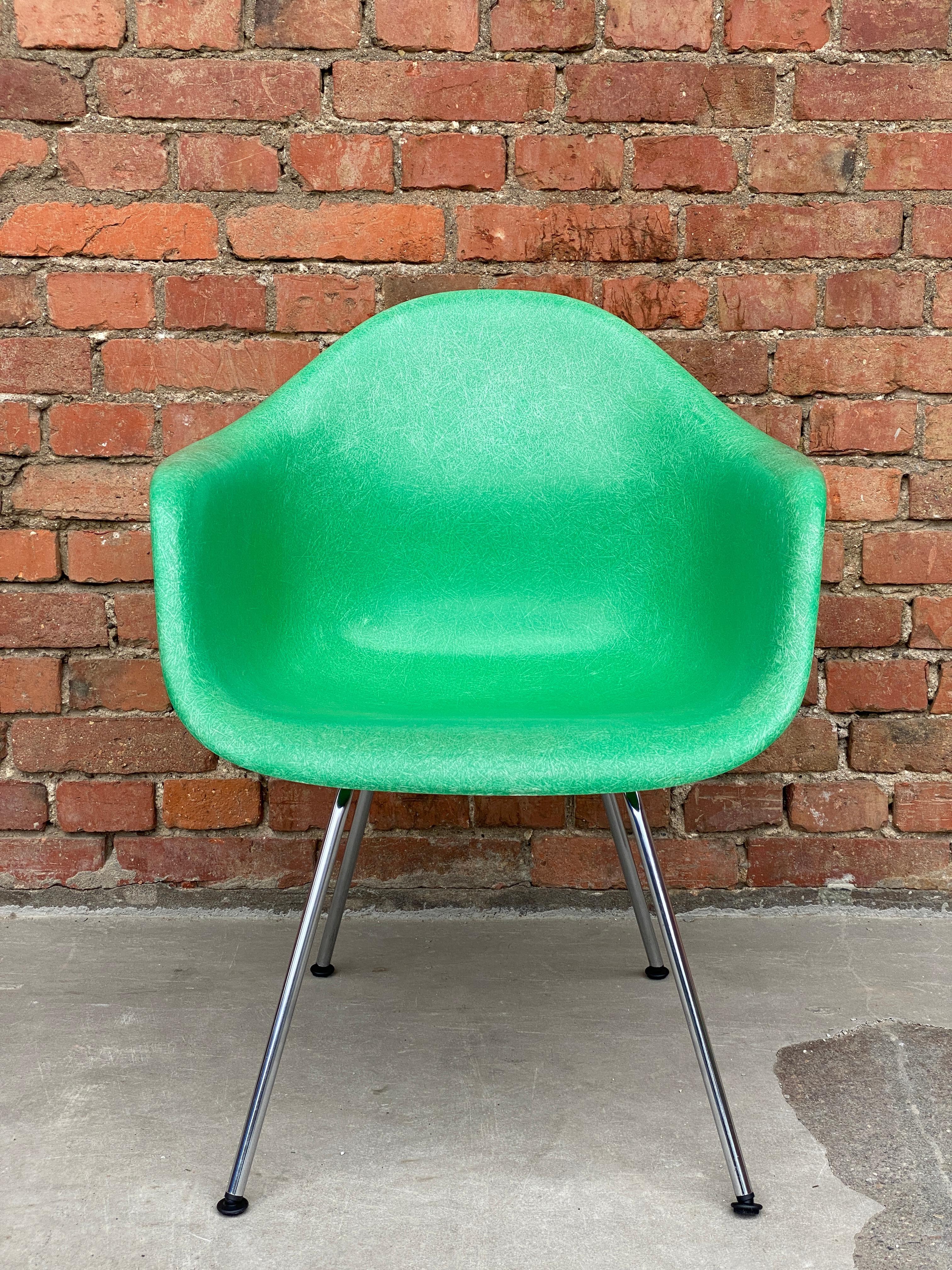 A stunning pair of vintage Eames fiberglass armchairs in the rare and vibrant Kelly Green color. Designed by Charles and Ray Eames, these iconic mid-century chairs embody the perfect blend of innovative design and functional elegance.

Crafted from