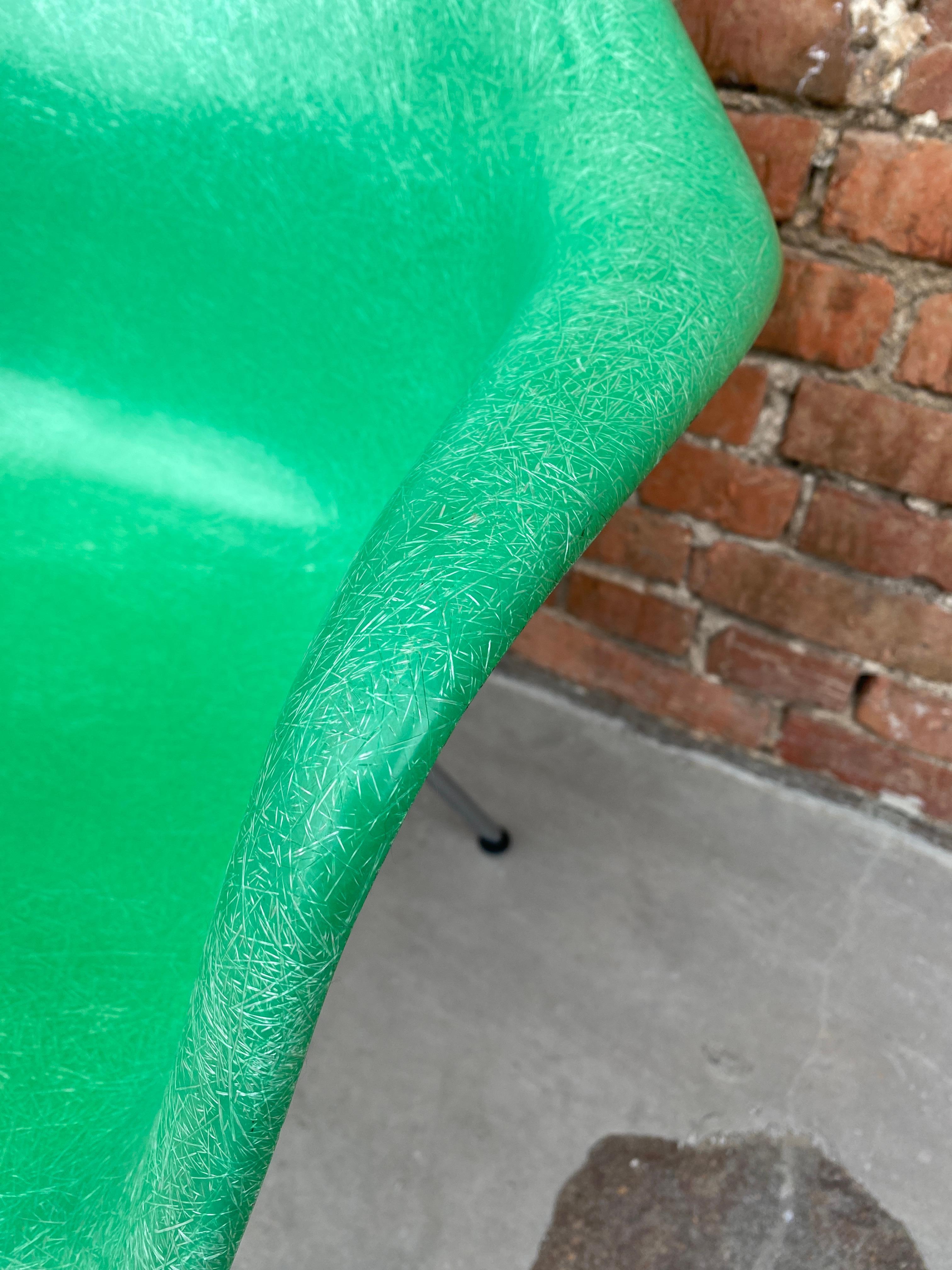 Eames Fiberglass Armchairs in Kelly Green with Chrome H-Base Legs In Good Condition In Wiesbaden, DE