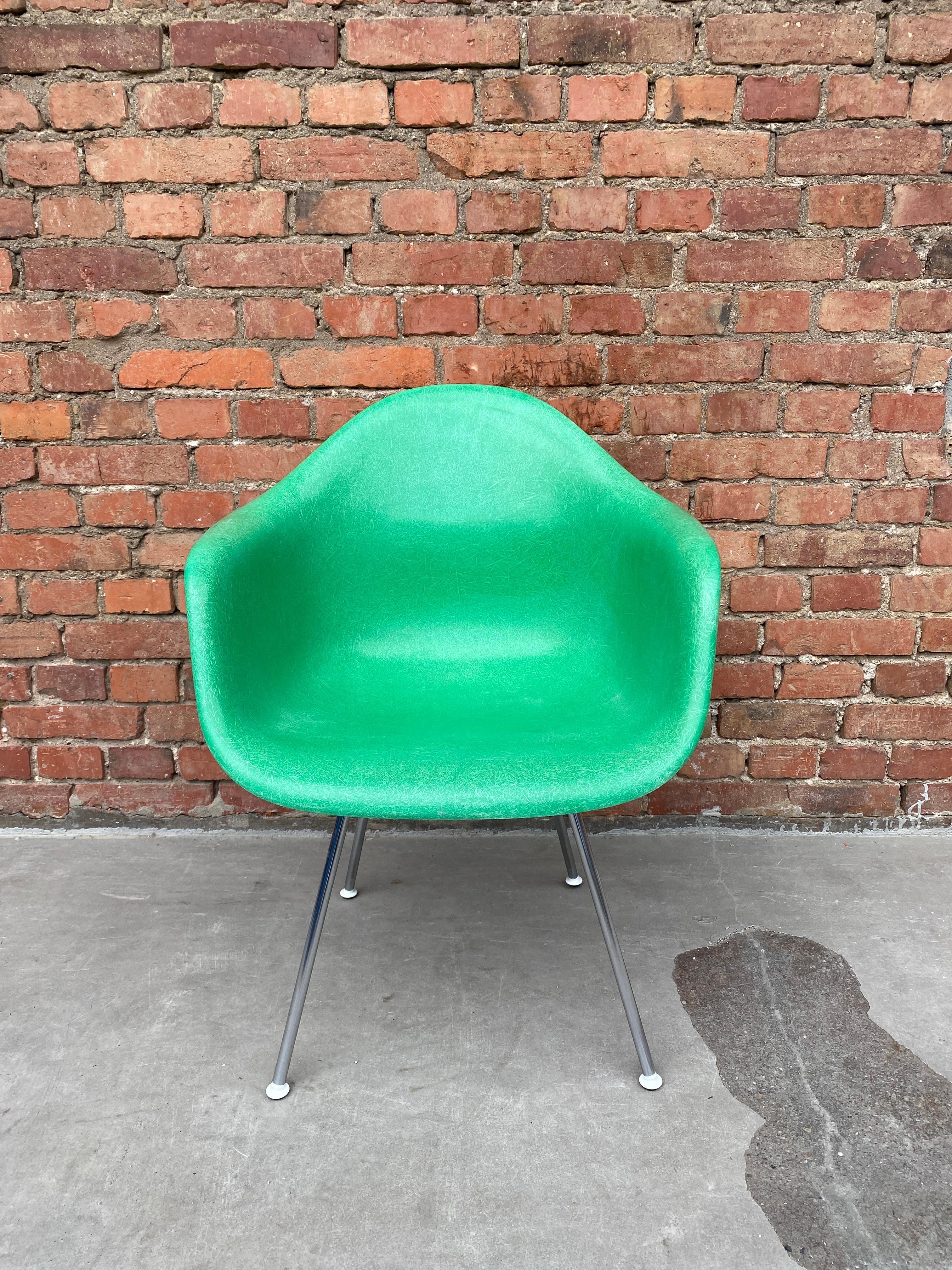 Eames Fiberglass Armchairs in Kelly Green with Chrome H-Base Legs 2
