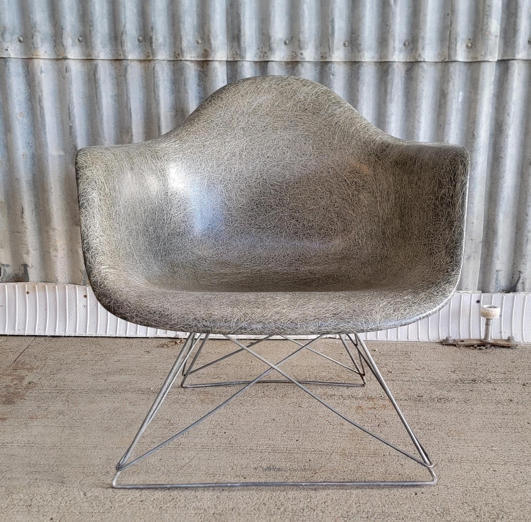 Eames Fiberglass Cats Cradle LAR Lounge Chair In Good Condition For Sale In Fulton, CA