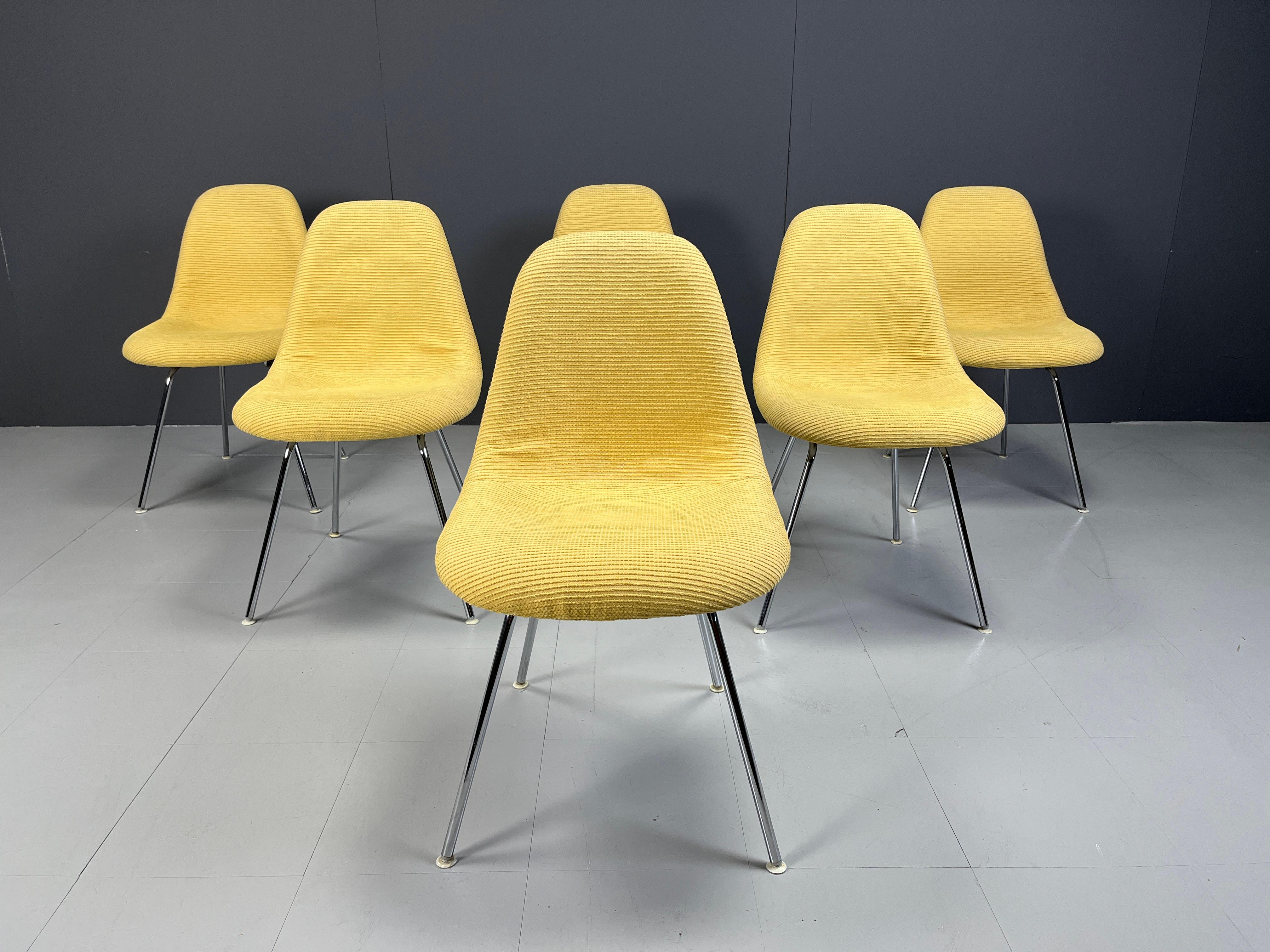 Chaises de salle à manger Vintage By en fibre de verre avec un revêtement en tissu jaune et une base en métal chromé.

Un design magnifique de Charles et Ray Eames, qui restera intemporel et toujours aussi beau au fil des années.

Estampillé Herman
