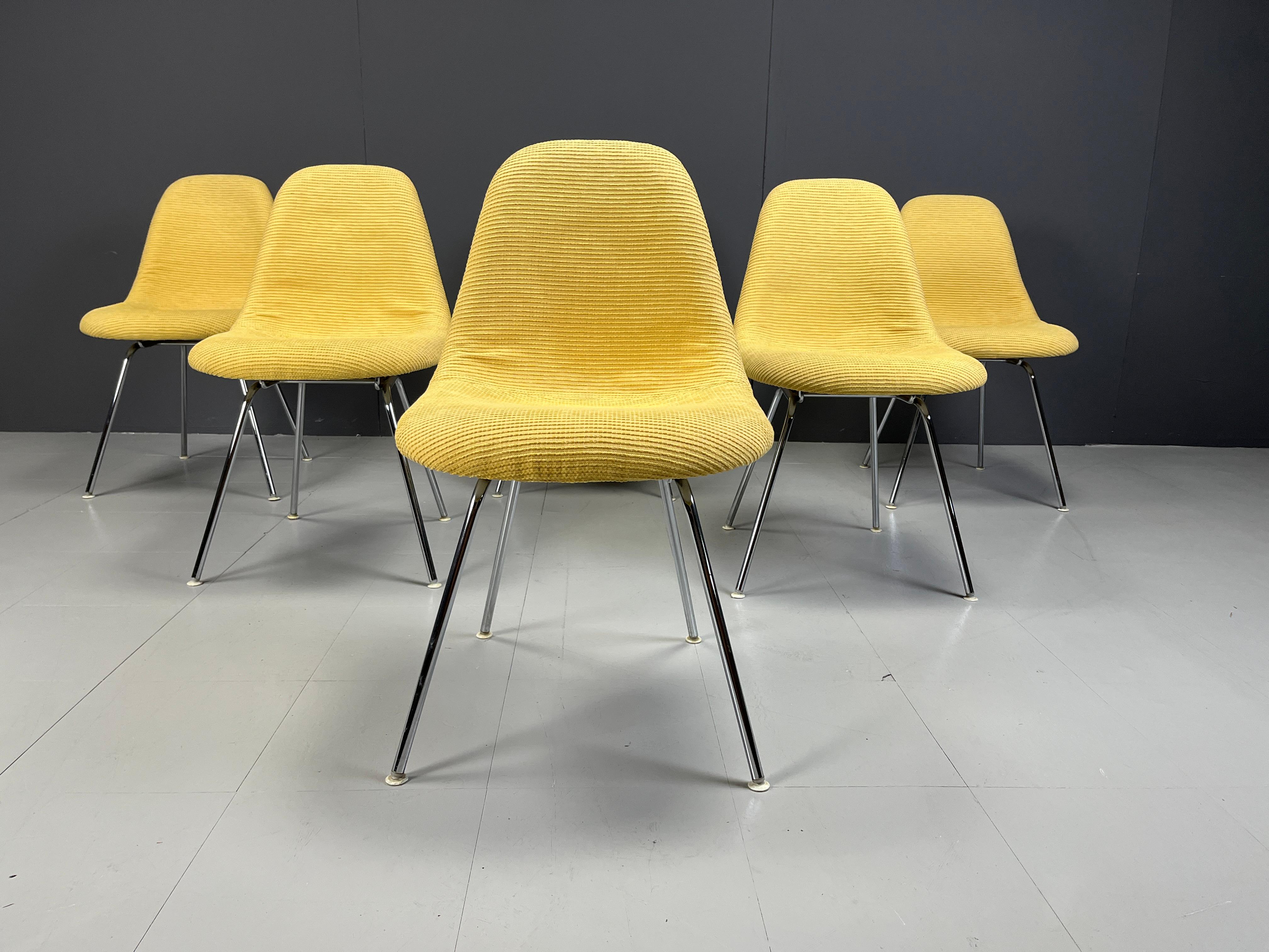 American Eames fiberglass dining chairs for herman Miller, 1970s For Sale