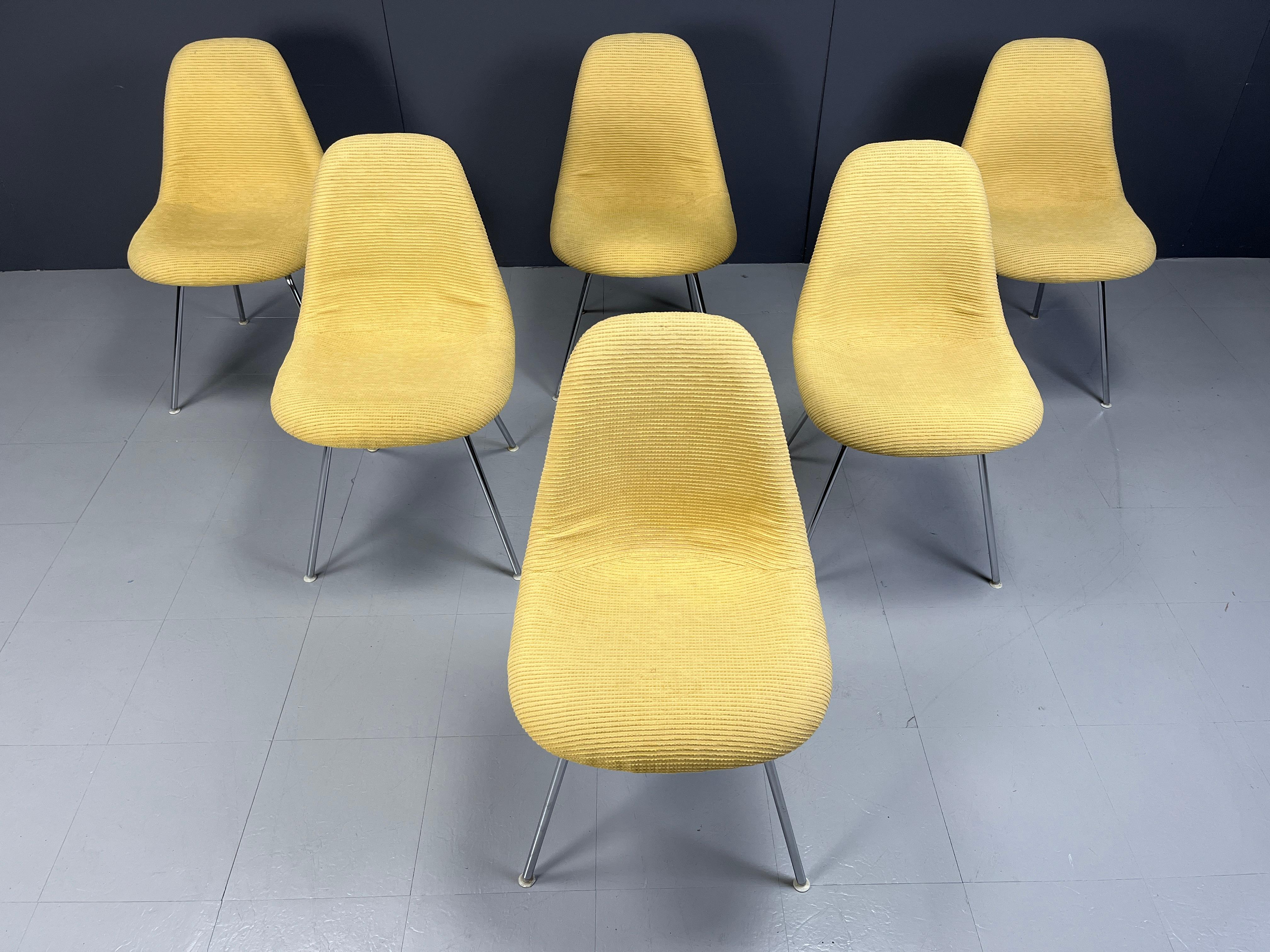 Eames fiberglass dining chairs for herman Miller, 1970s In Good Condition For Sale In Leuven, Vlaams Gewest