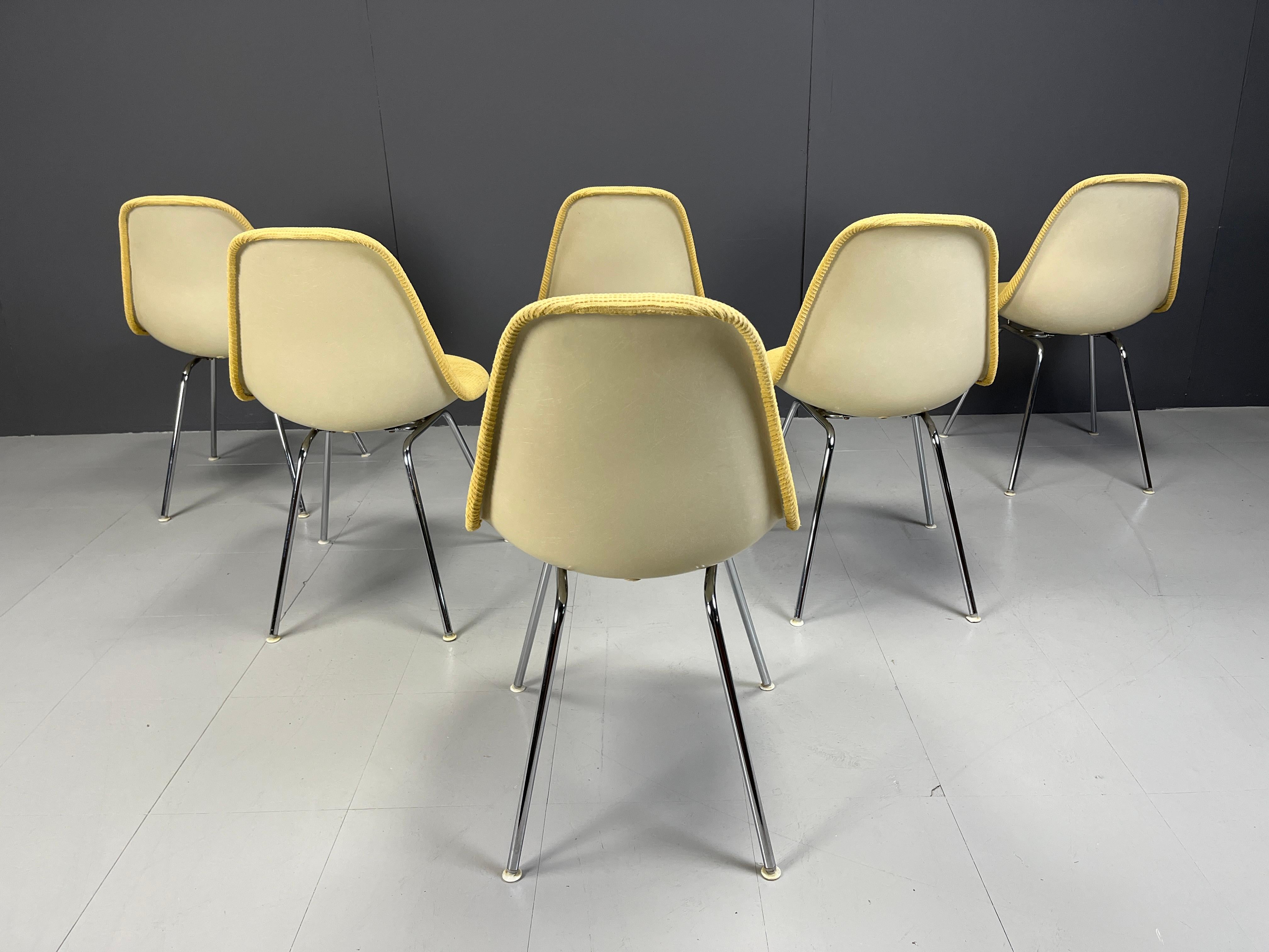 Late 20th Century Eames fiberglass dining chairs for herman Miller, 1970s For Sale