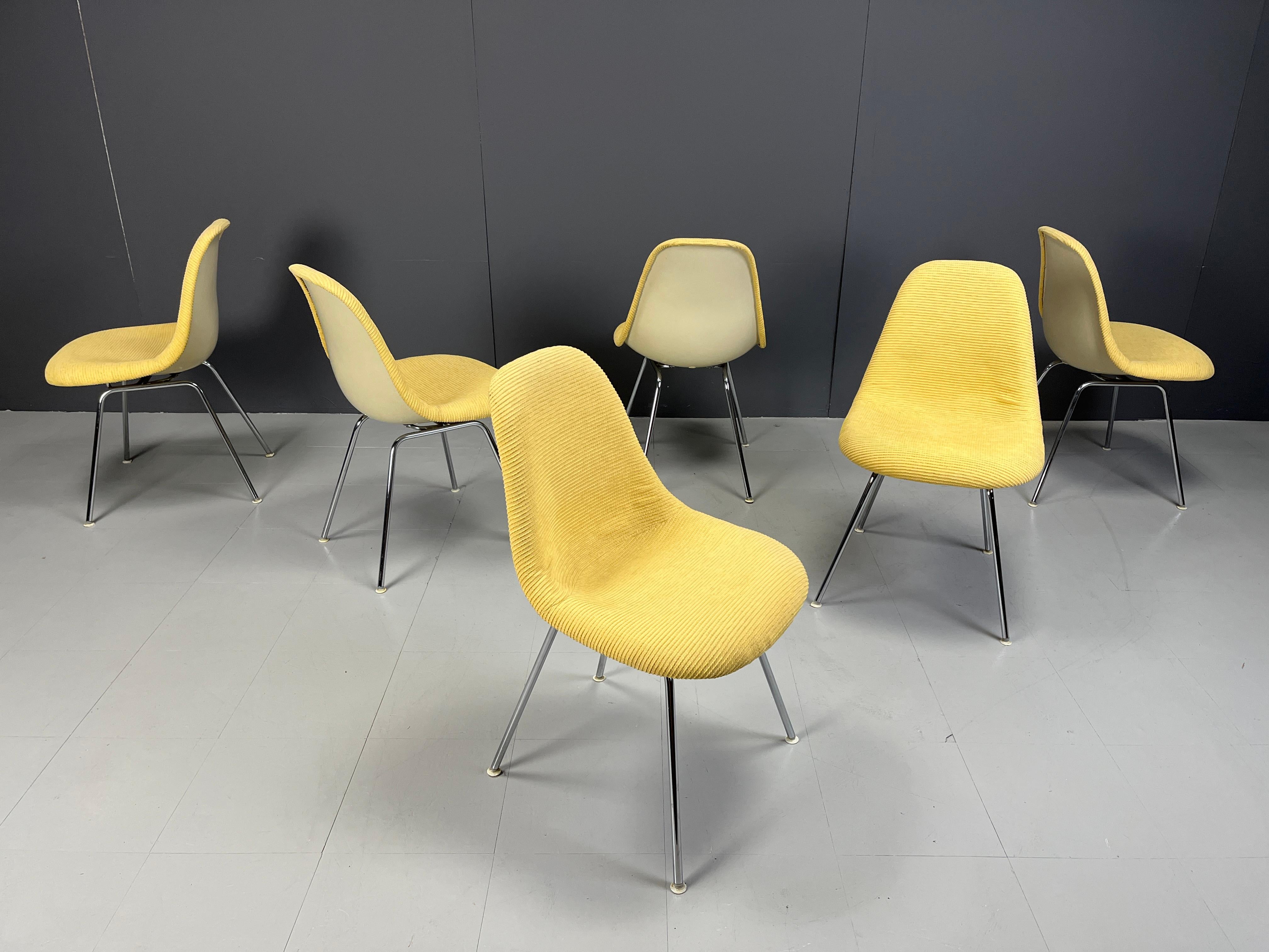 Tissu Chaises de salle à manger Eames pour herman Miller, 1970 en vente