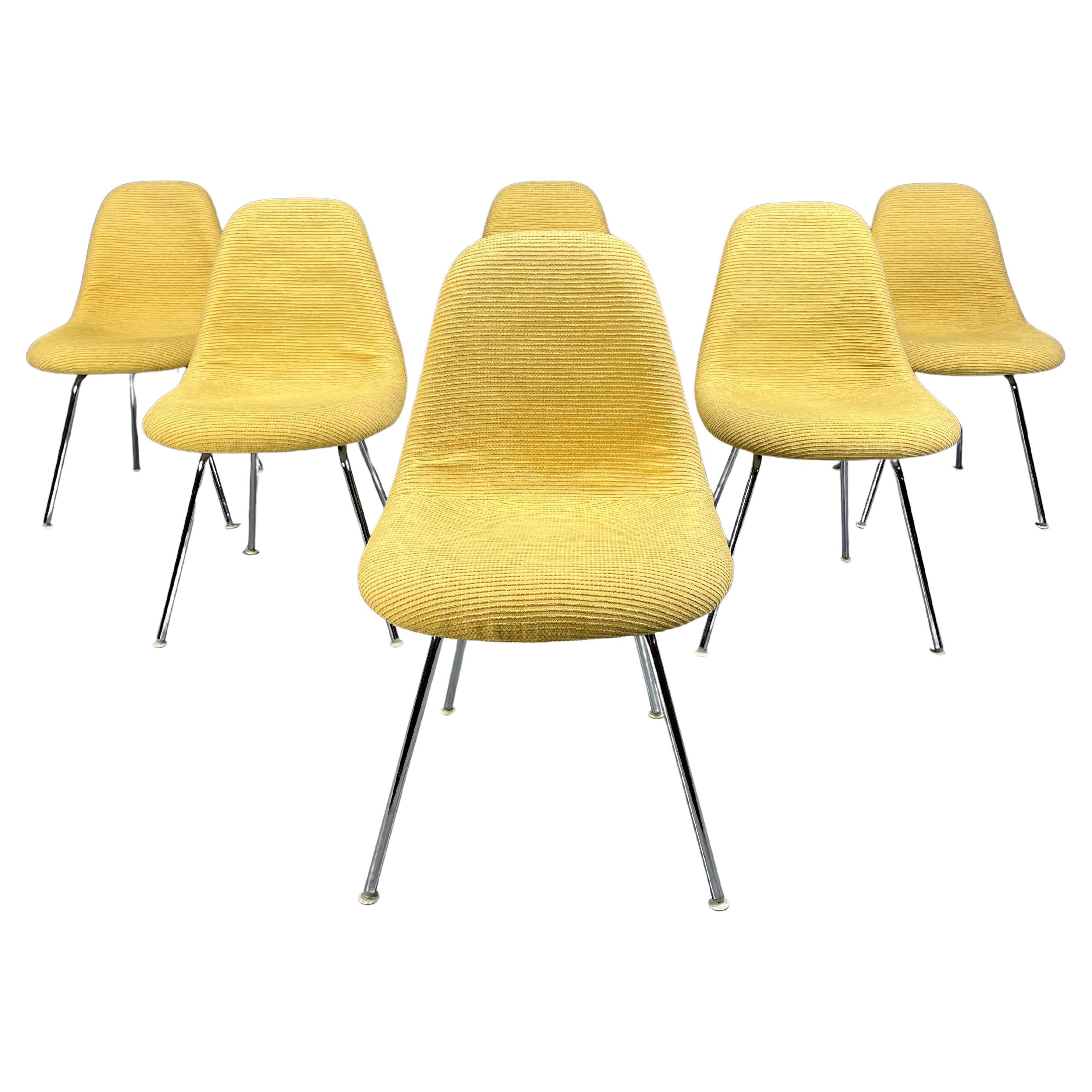 Eames fiberglass dining chairs for herman Miller, 1970s